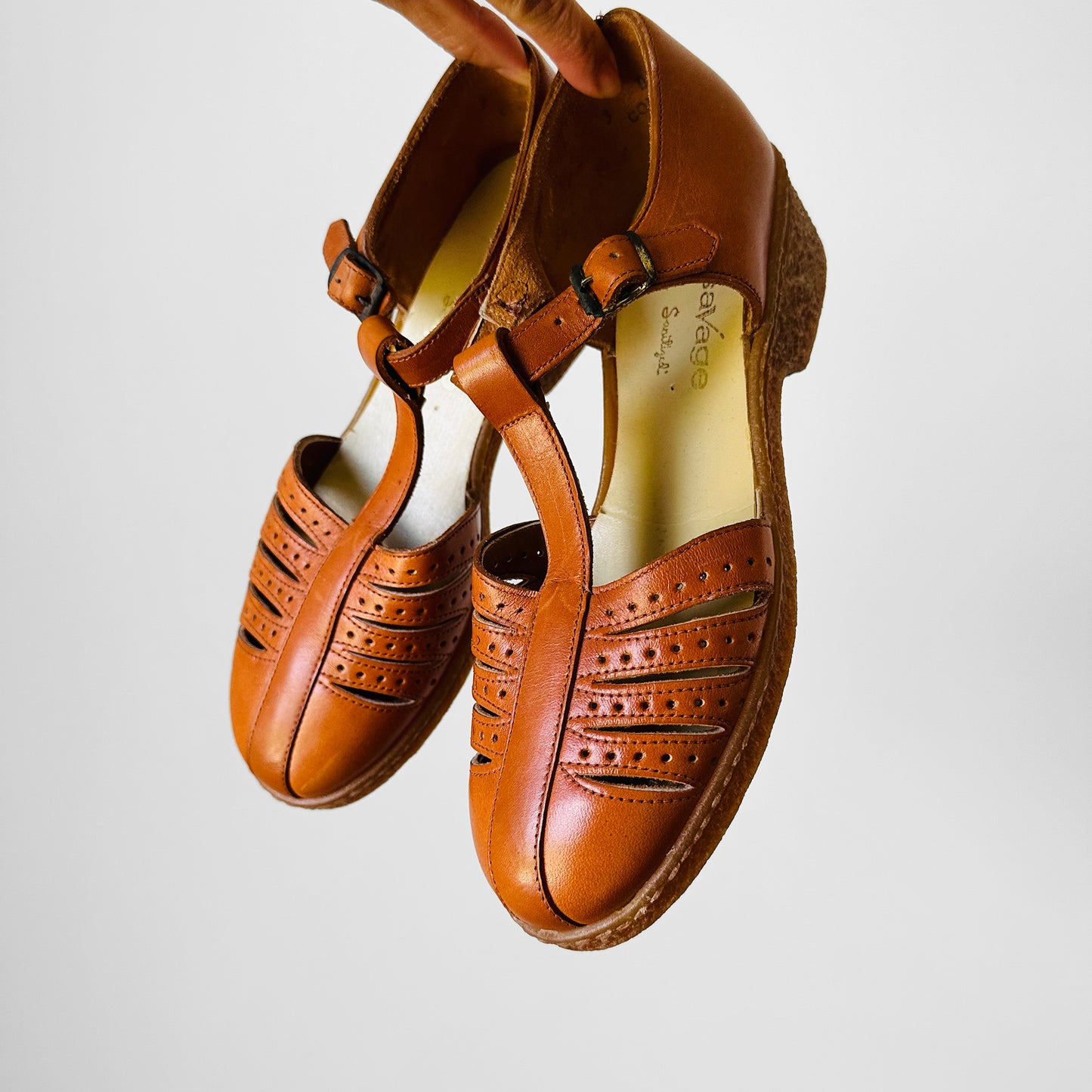 1970s Structured Tobacco Brown Leather Rubber Soled T-Strap Mary Jane Sandals Shoes - Sz. 7