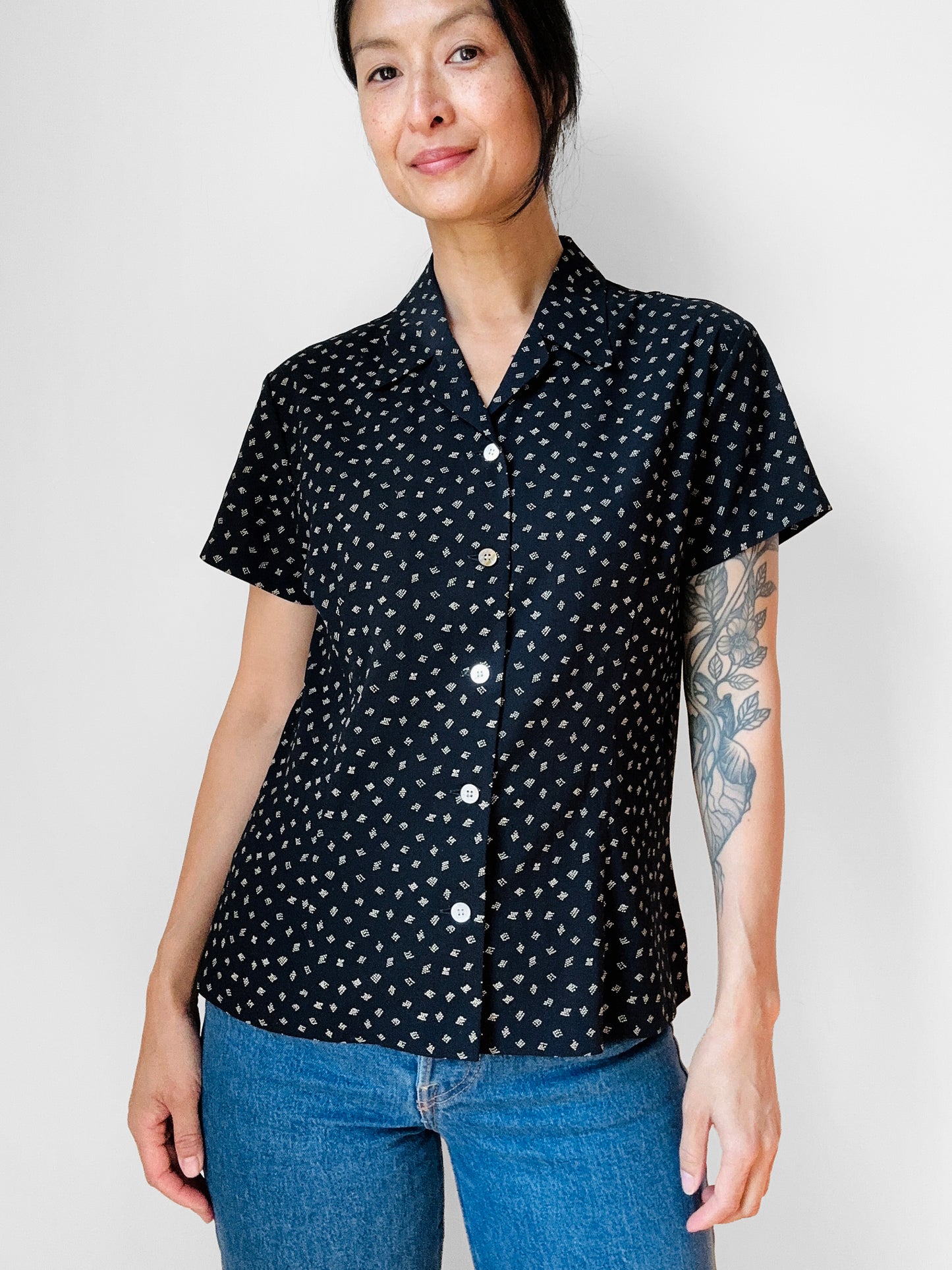 1990s Black Patterned Short Sleeve Tapered Blouse - Sz. Sm