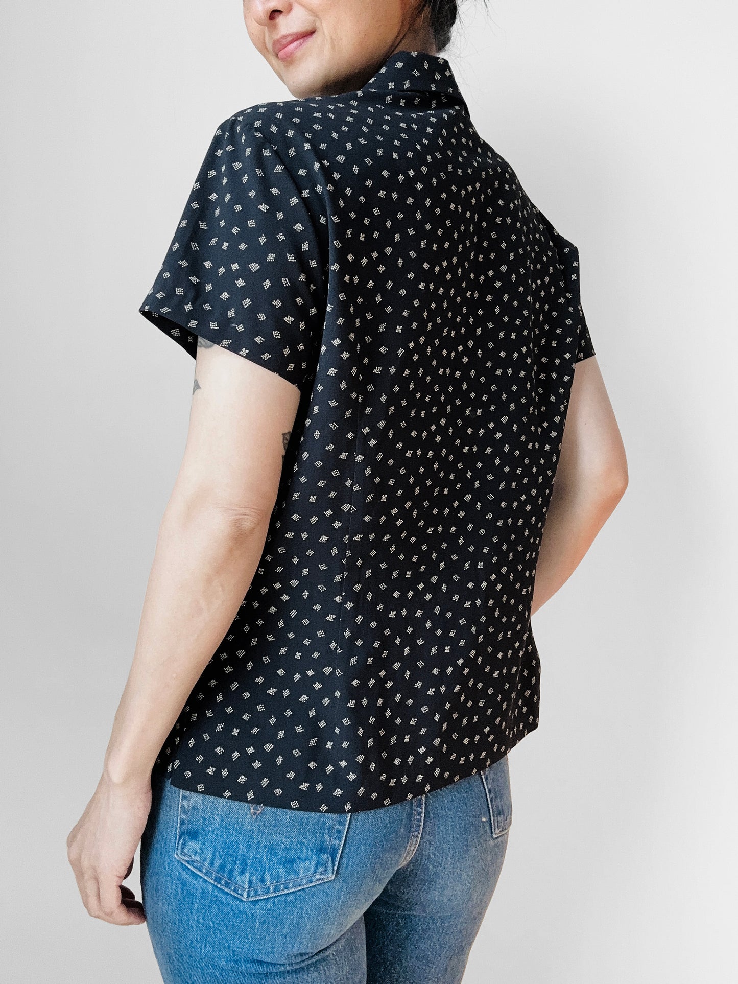 1990s Black Patterned Short Sleeve Tapered Blouse - Sz. Sm