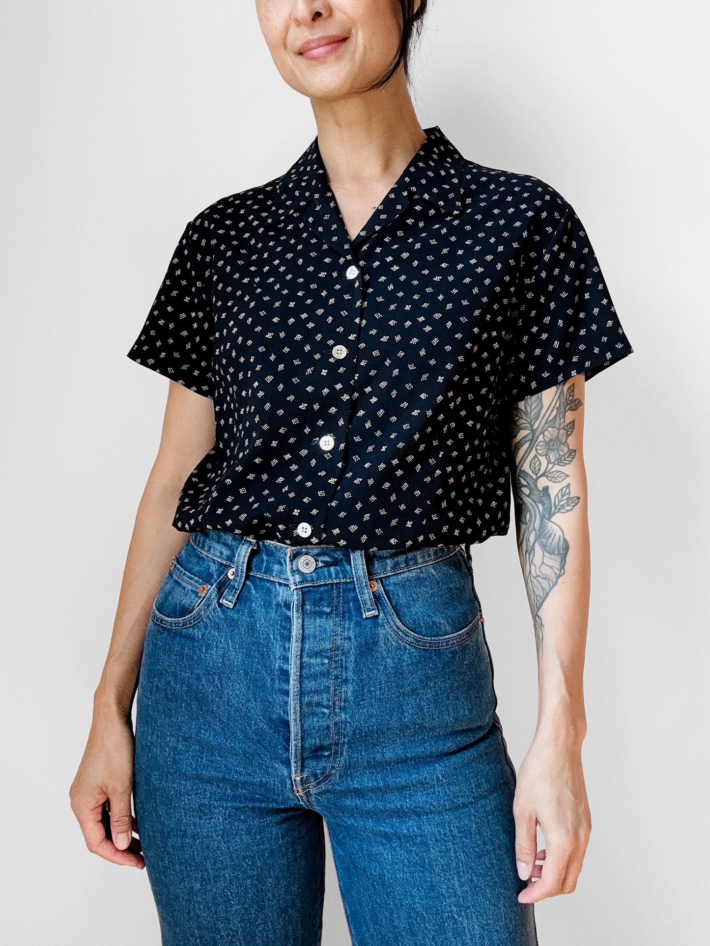 1990s Black Patterned Short Sleeve Tapered Blouse - Sz. Sm