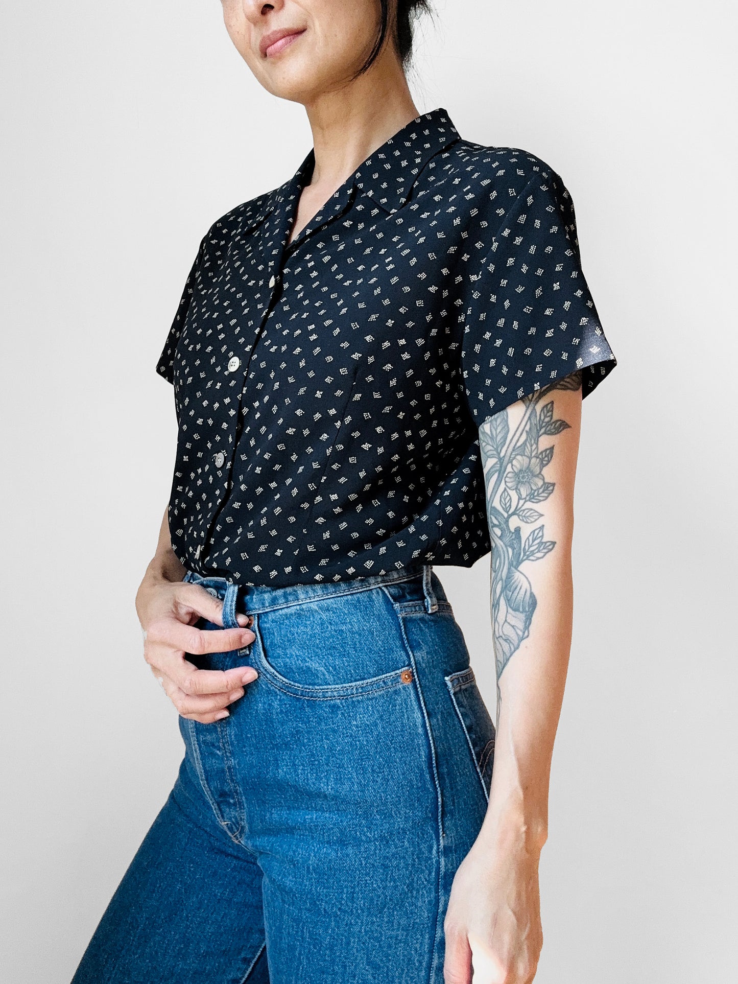 1990s Black Patterned Short Sleeve Tapered Blouse - Sz. Sm