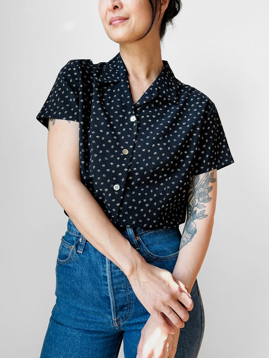 1990s Black Patterned Short Sleeve Tapered Blouse - Sz. Sm
