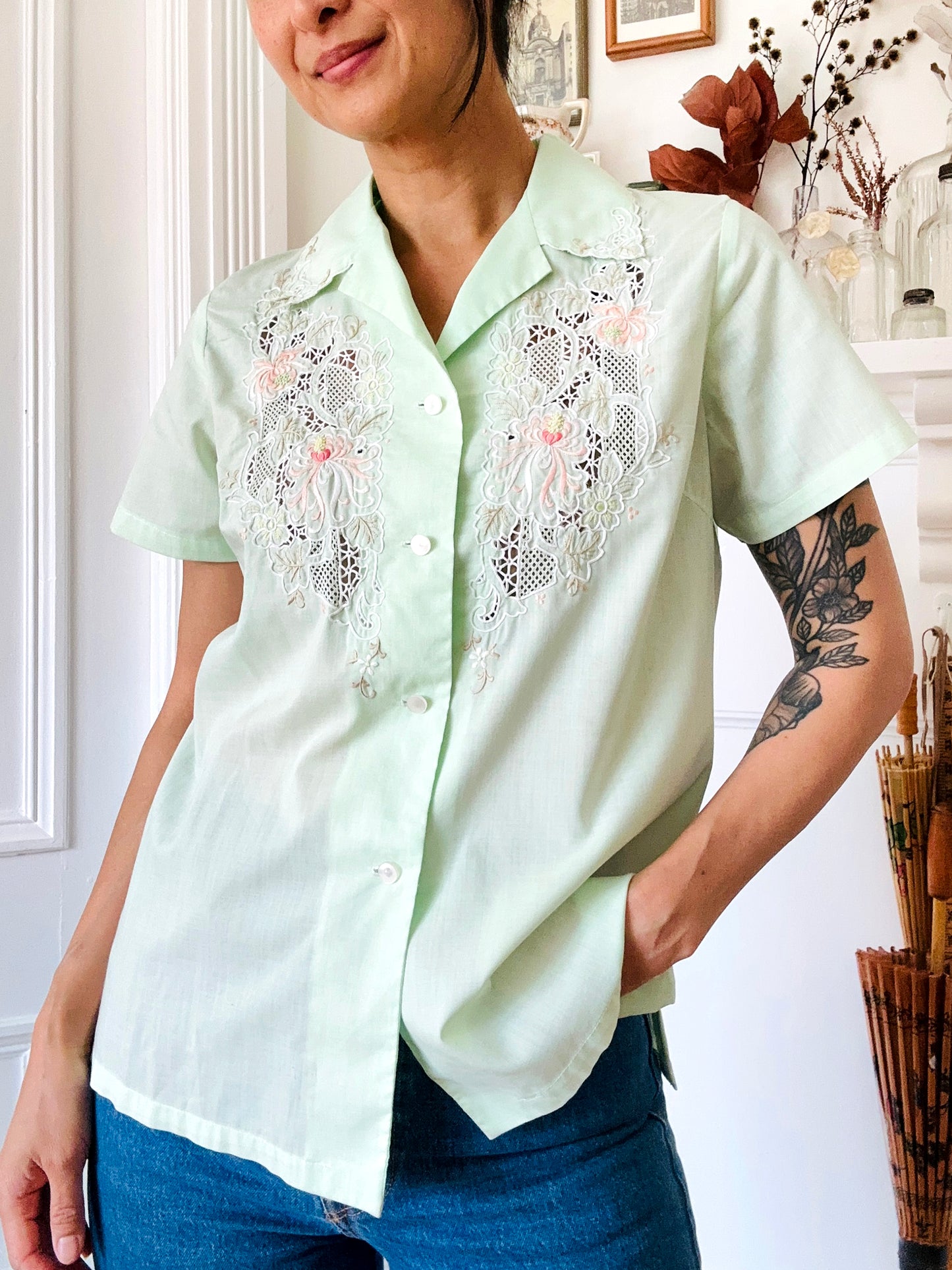 1960s - 1970s Mint Green Embroidered Short Sleeve Collared Shirt - Sz. Sm