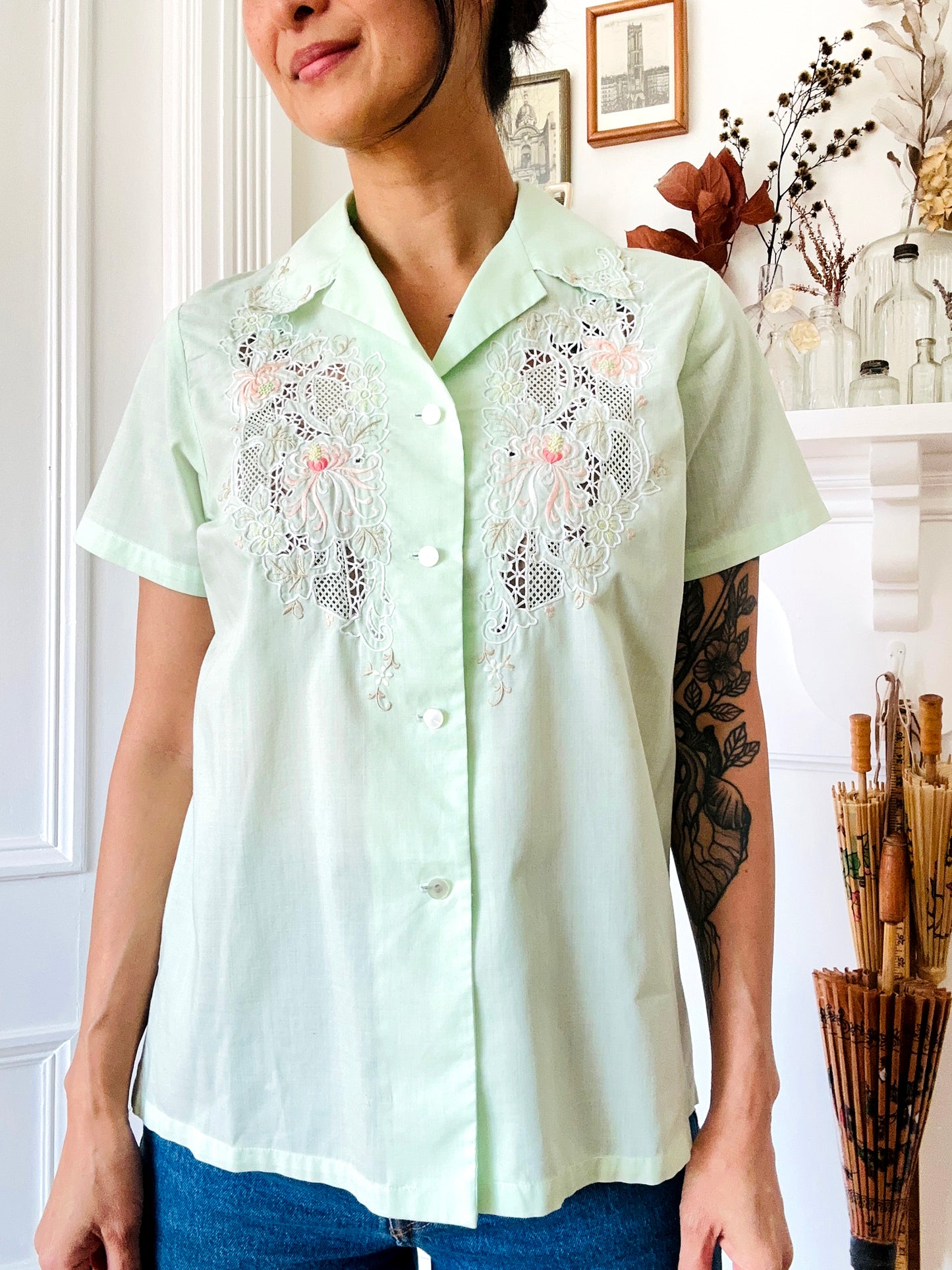 1960s - 1970s Mint Green Embroidered Short Sleeve Collared Shirt - Sz. Sm
