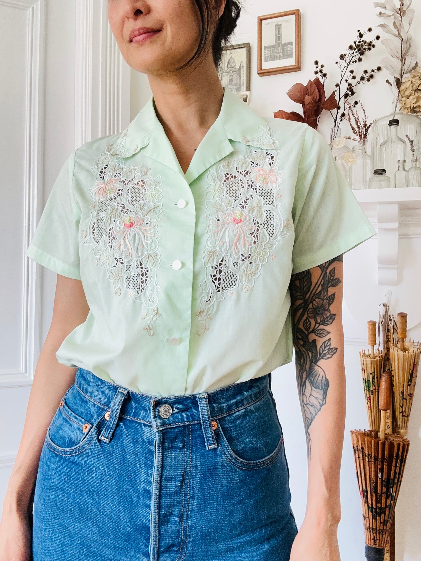 1960s - 1970s Mint Green Embroidered Short Sleeve Collared Shirt - Sz. Sm