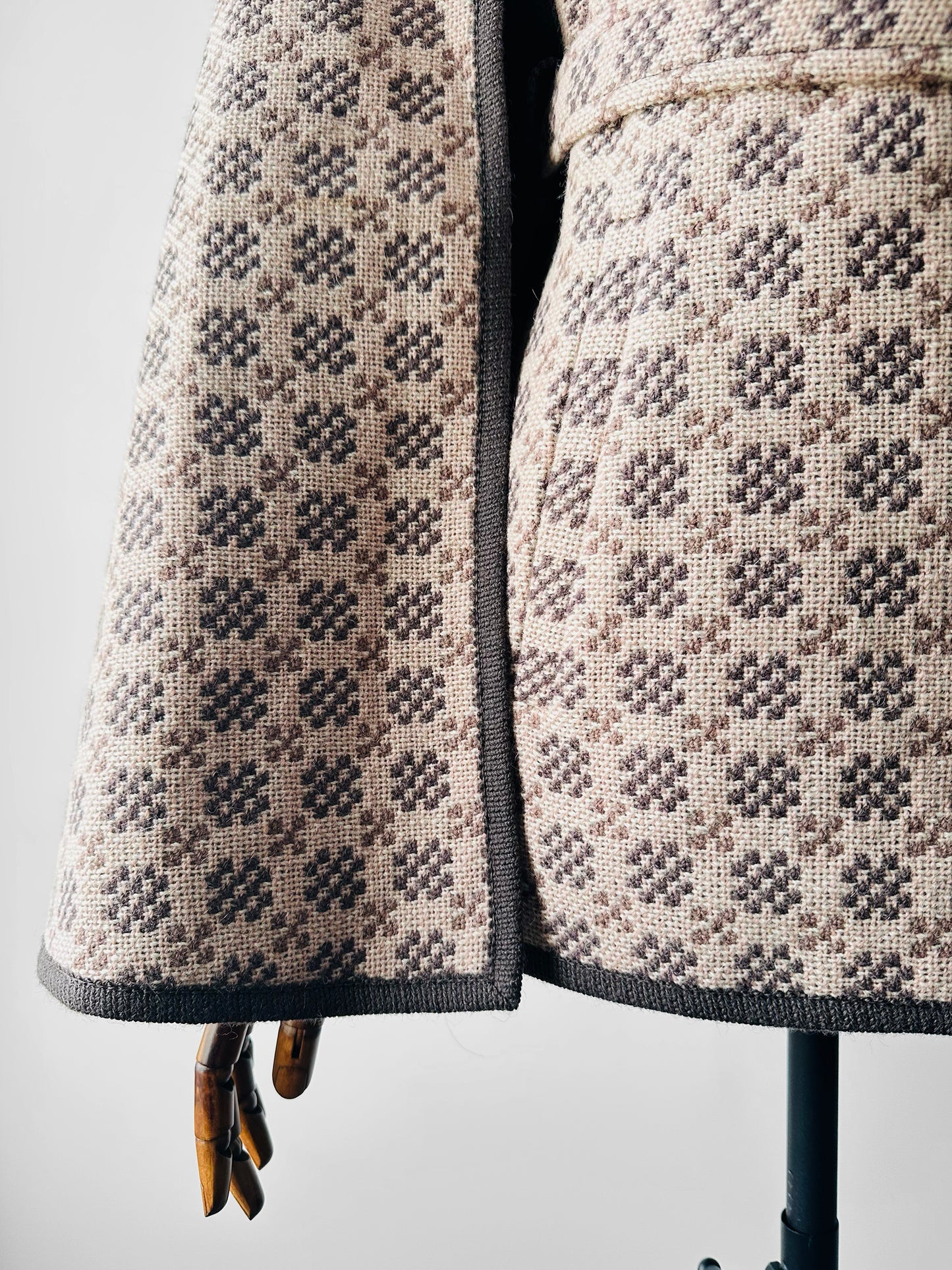 1960s - 1970s Soft Taupe Trefriw Woollen Mills Welsh Deadstock Patterned Cape Coat