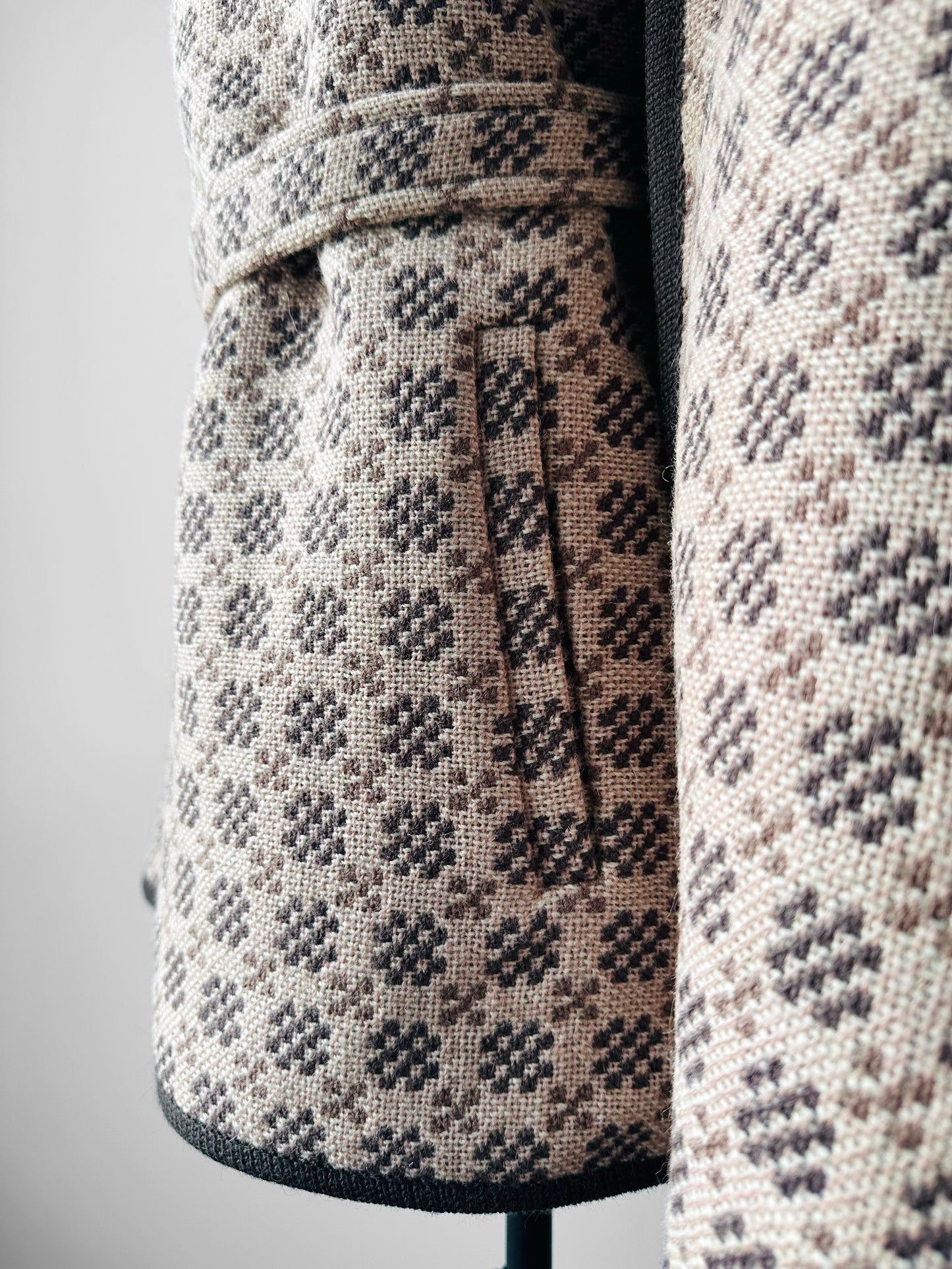 1960s - 1970s Soft Taupe Trefriw Woollen Mills Welsh Deadstock Patterned Cape Coat