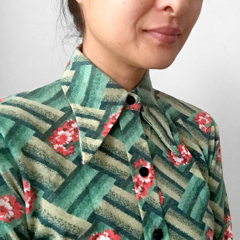 1970s Green Rose Wide-Lapel Button-Front Patterned Shirt