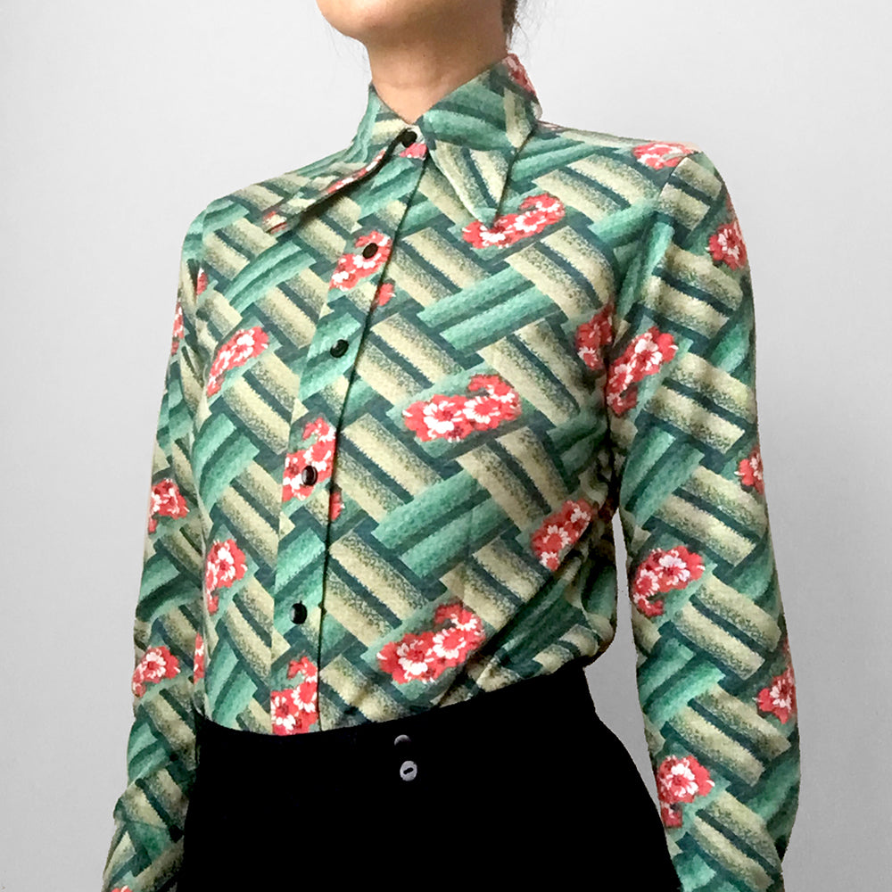 1970s Green Rose Wide-Lapel Button-Front Patterned Shirt