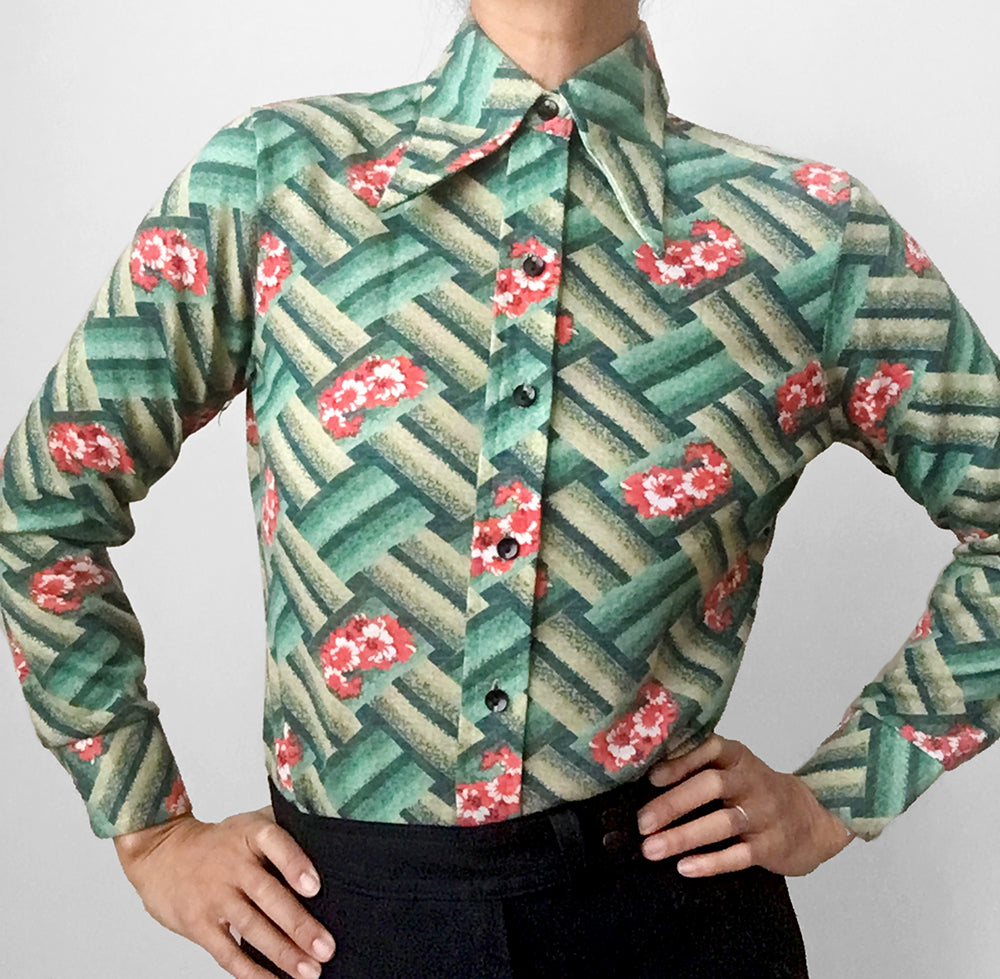 1970s Green Rose Wide-Lapel Button-Front Patterned Shirt