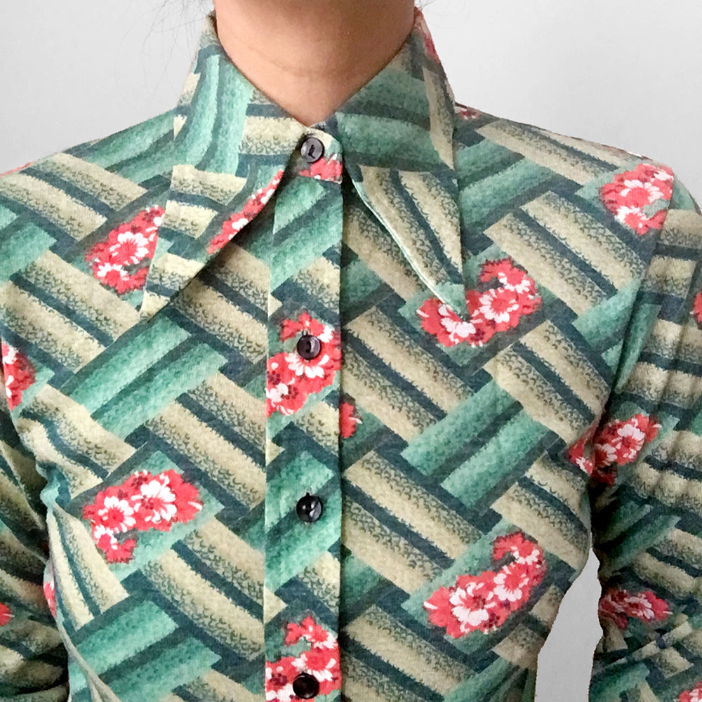 1970s Green Rose Wide-Lapel Button-Front Patterned Shirt