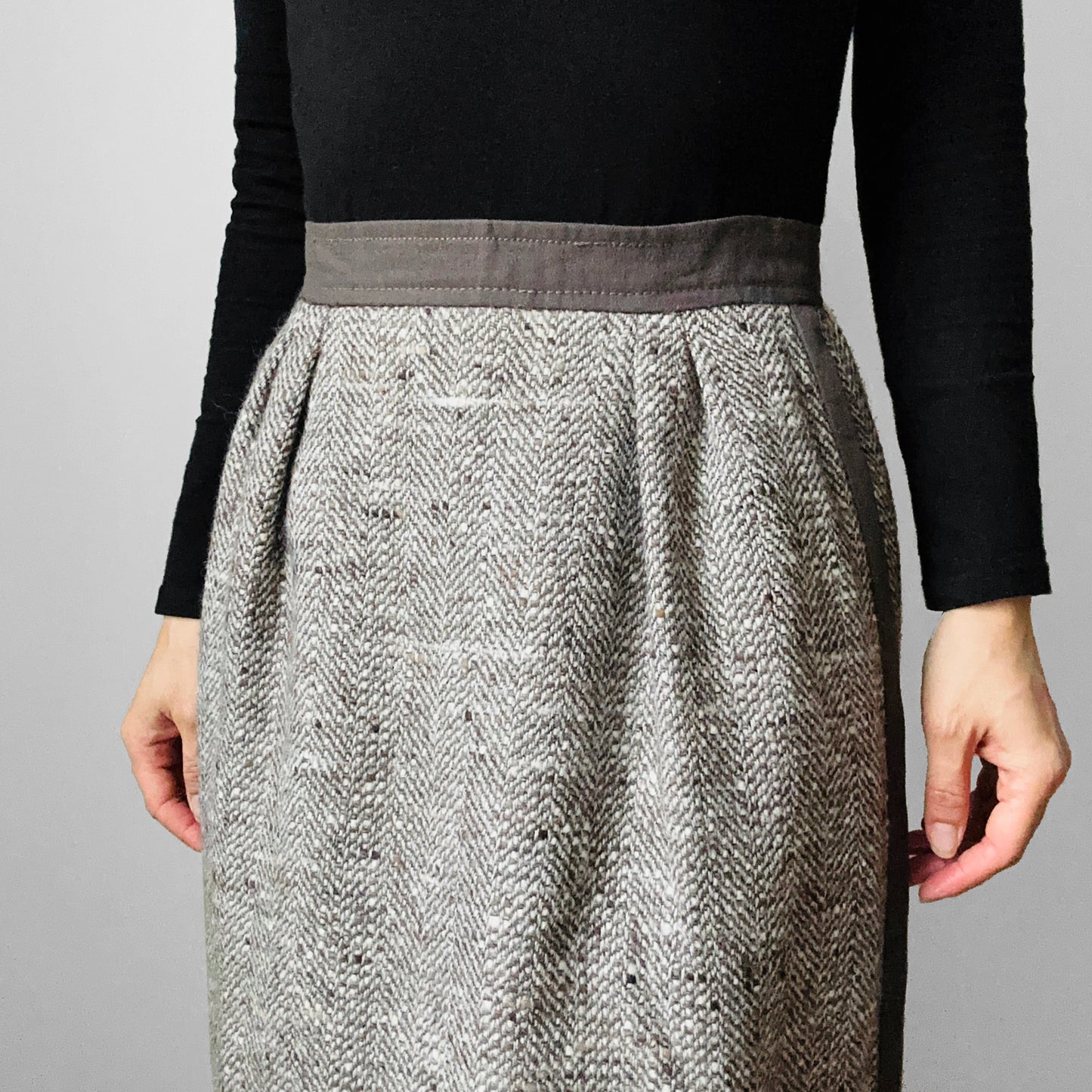 1970s-1980s Louise Feraud Grey Beige Taupe Piped Heavy Woven Wool Lined Fitted Skirt - Waist 25.5