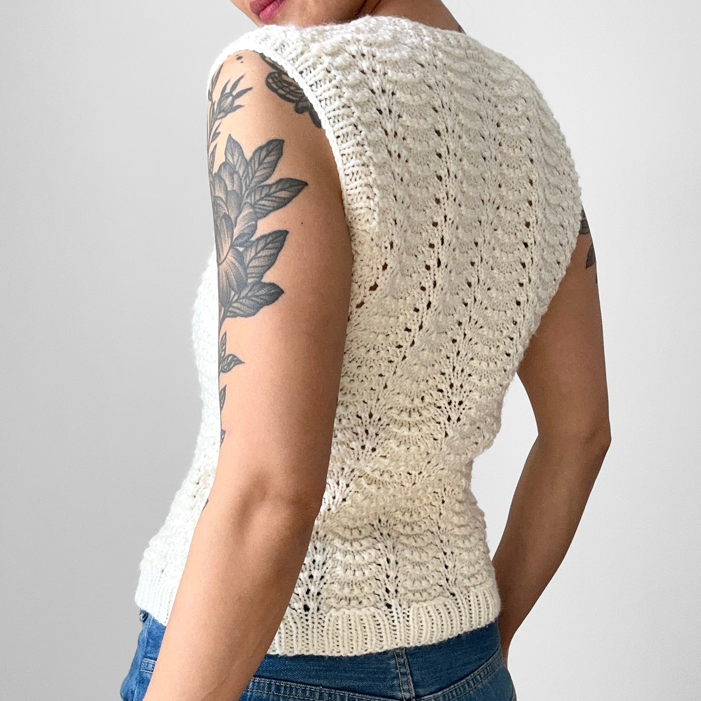 1970s Soft Lightweight V-Neck Sleeveless Fitted Knit Pullover Sweater Top