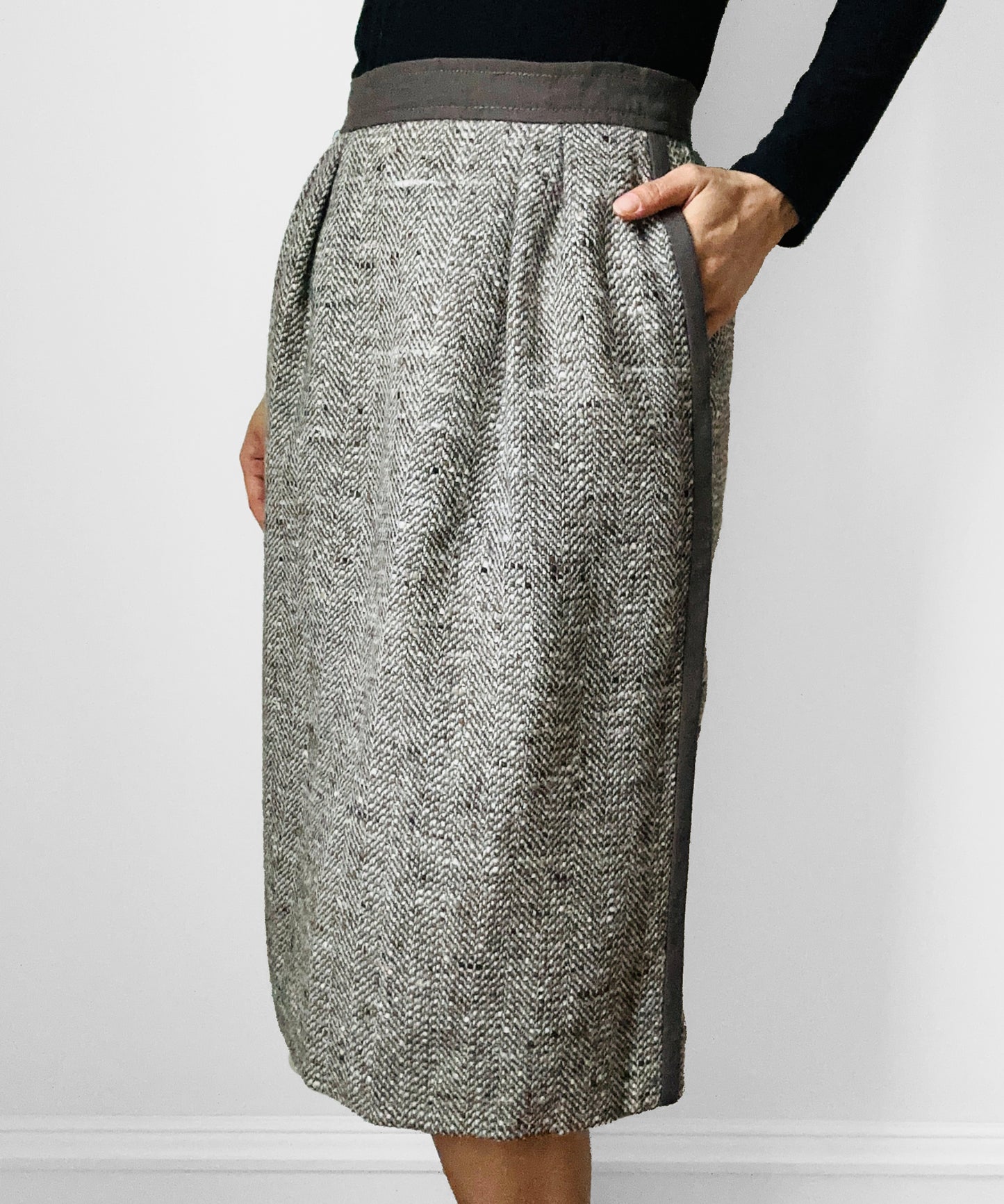 1970s-1980s Louise Feraud Grey Beige Taupe Piped Heavy Woven Wool Lined Fitted Skirt - Waist 25.5