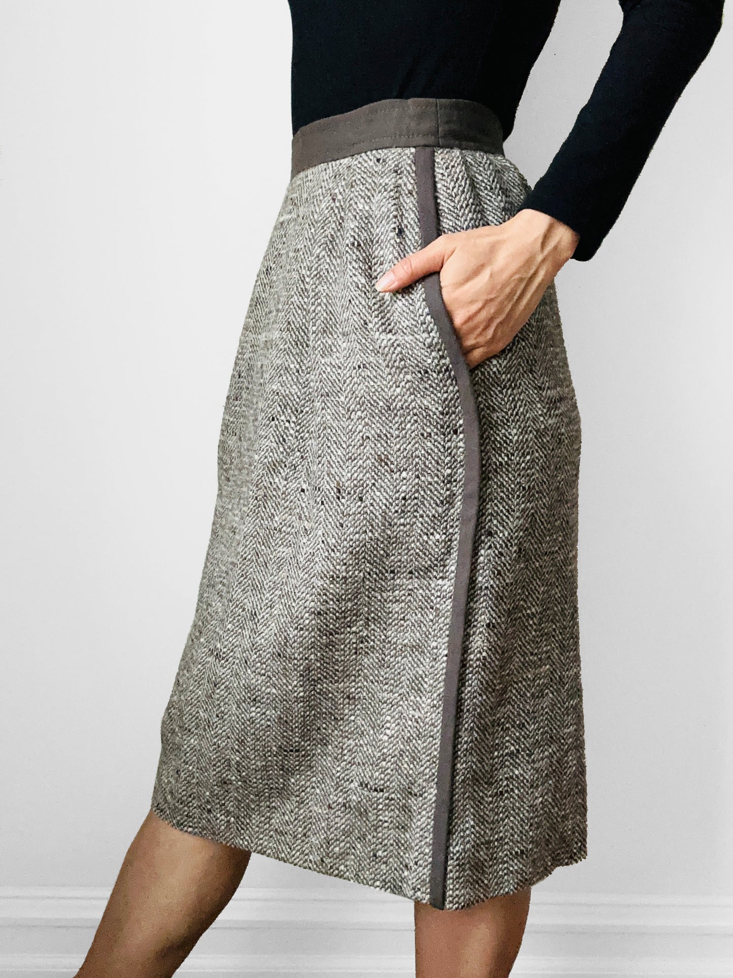 1970s-1980s Louise Feraud Grey Beige Taupe Piped Heavy Woven Wool Lined Fitted Skirt - Waist 25.5