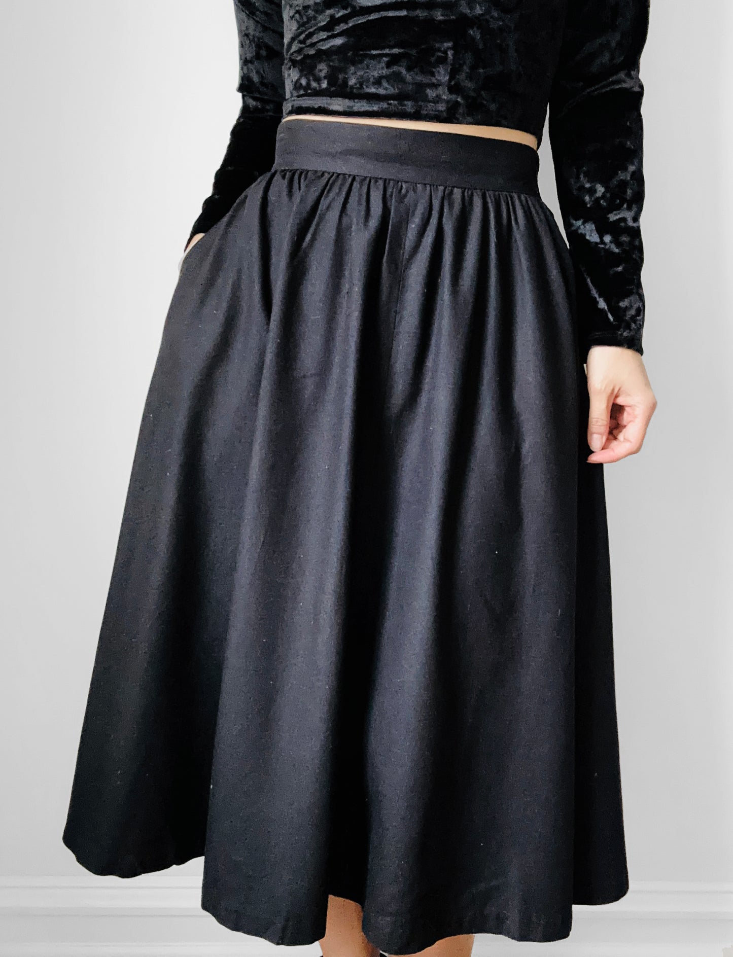 1990s Black Raw Silk Side-Button Fit and Flare Knee-Length Skirt - Waist 25