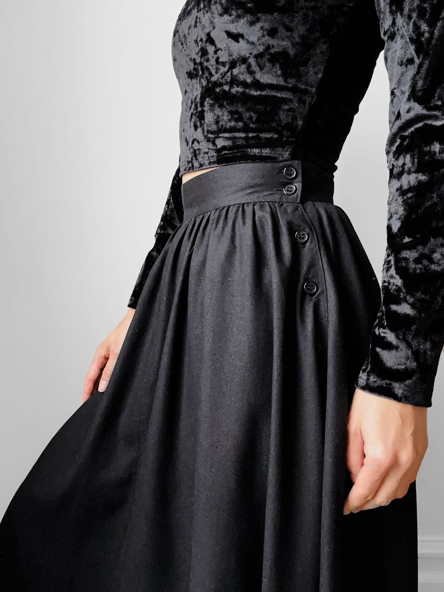 1990s Black Raw Silk Side-Button Fit and Flare Knee-Length Skirt - Waist 25