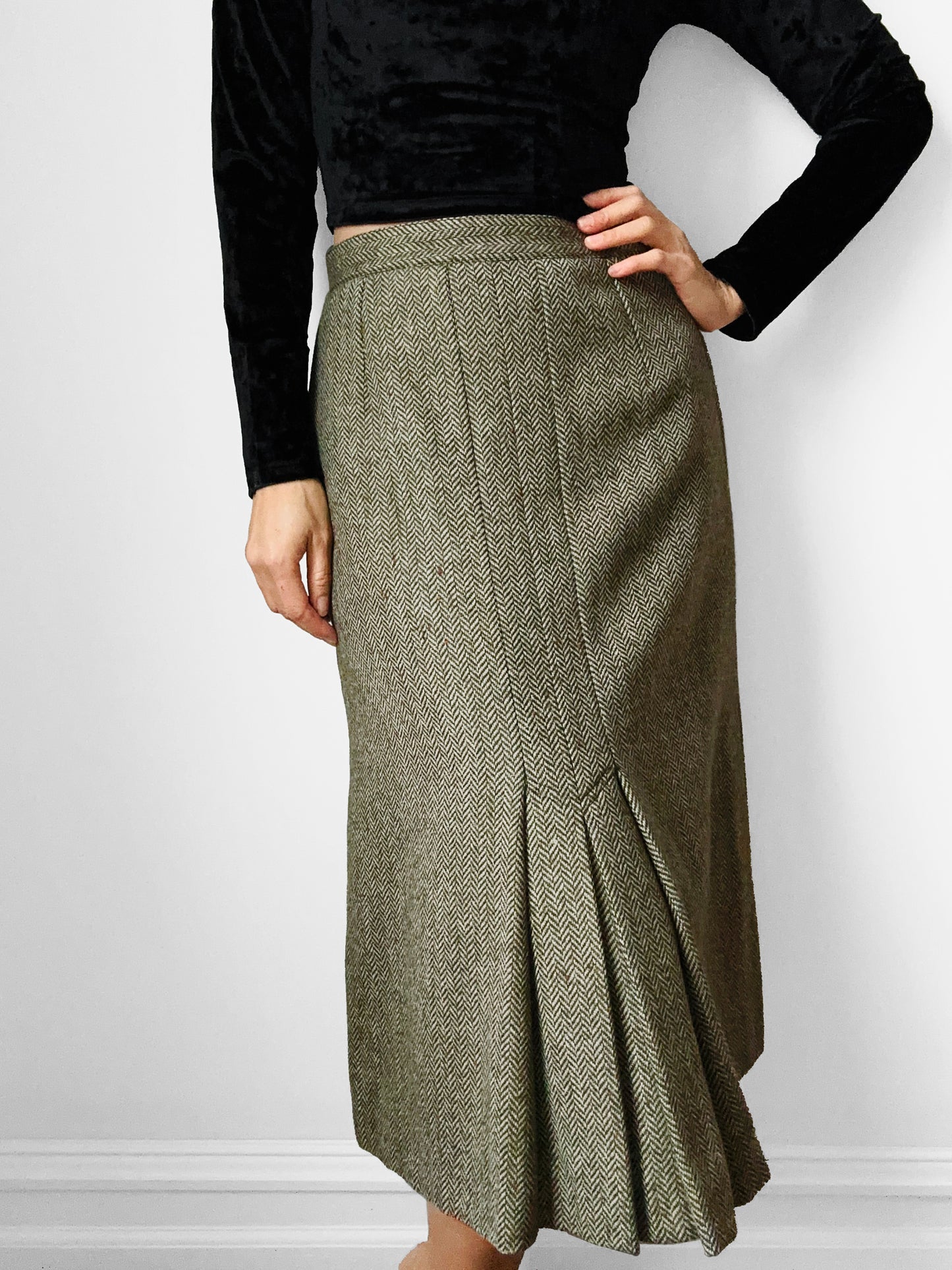 1960s Sage Green Wool Tweed Inverted Pleat A-Line Midi Length Skirt - Waist 26