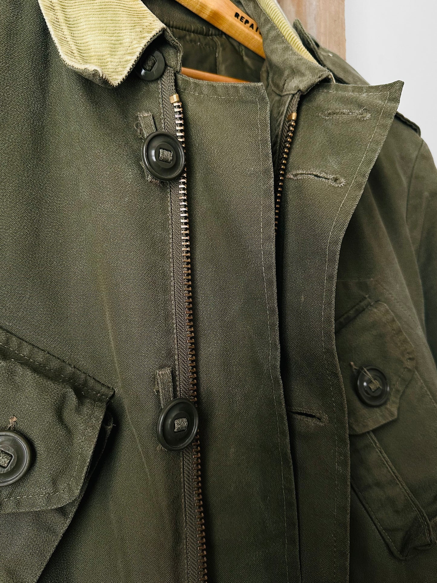 1990s Quilted Lined Corduroy Collar Olive Green Military Army Combat Jacket - Reg. M