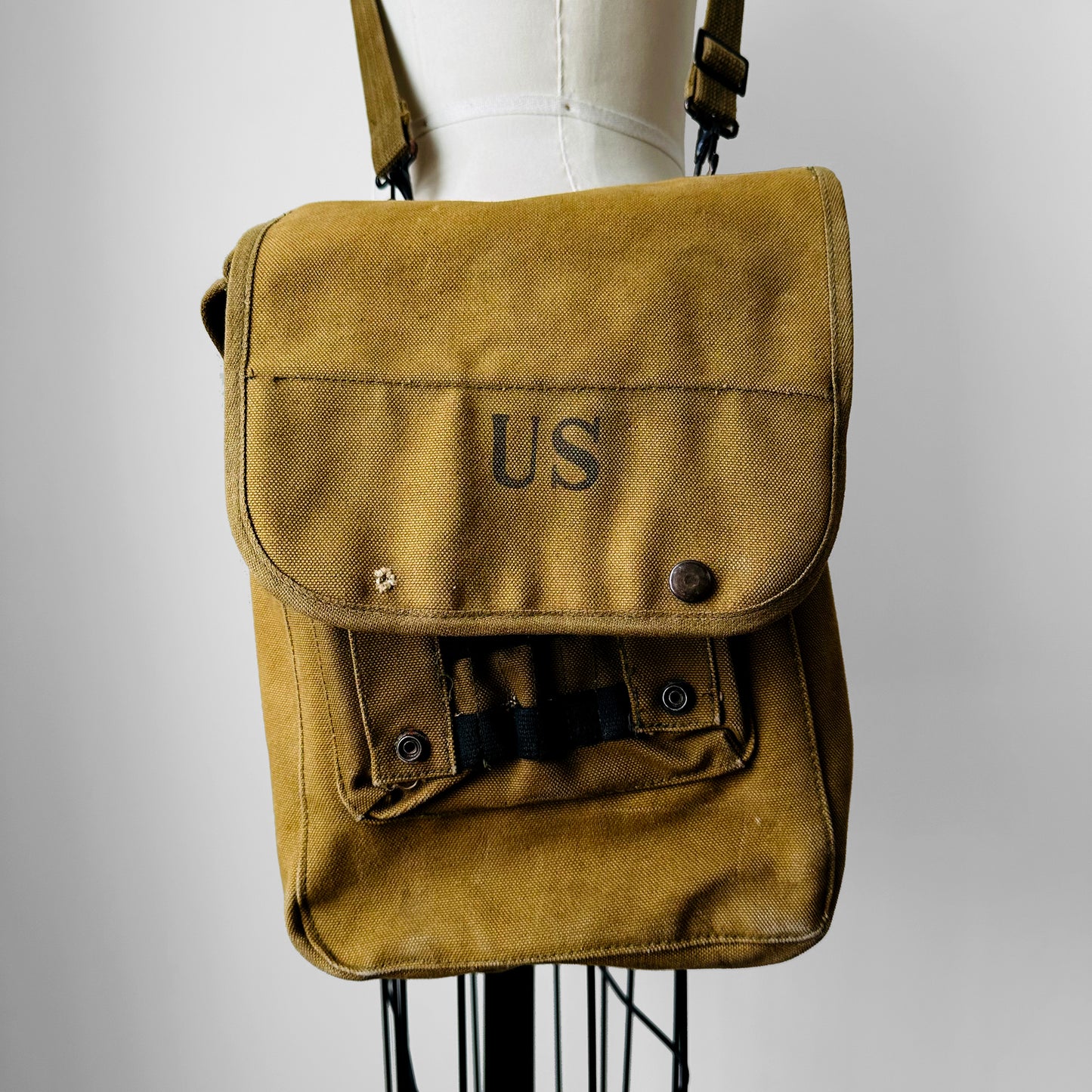 1950s US Army Pea Green Structured Well-Worn Distressed Canvas Crossbody Military Field Satchel