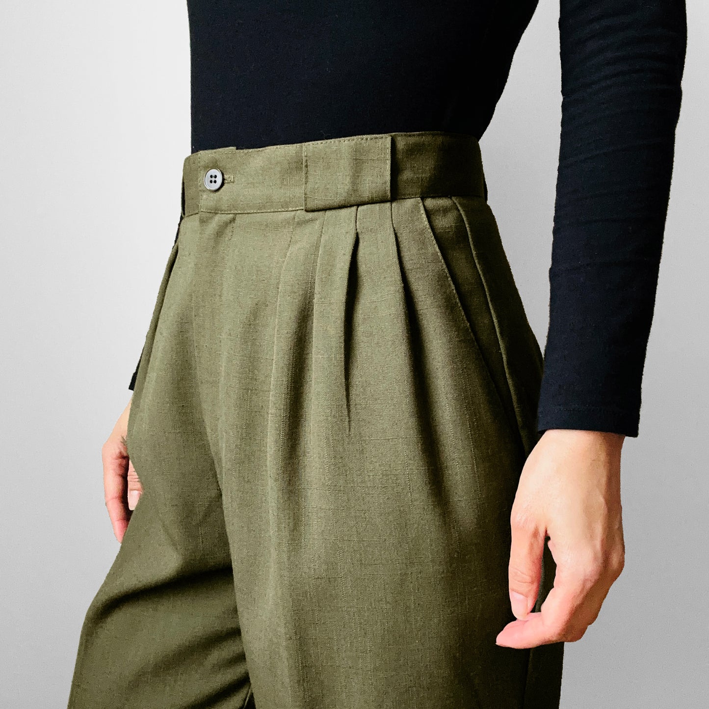 1980s Olive Green Made in the USA High-Waisted Pleated Tapered Leg Trousers Pants - Waist 28