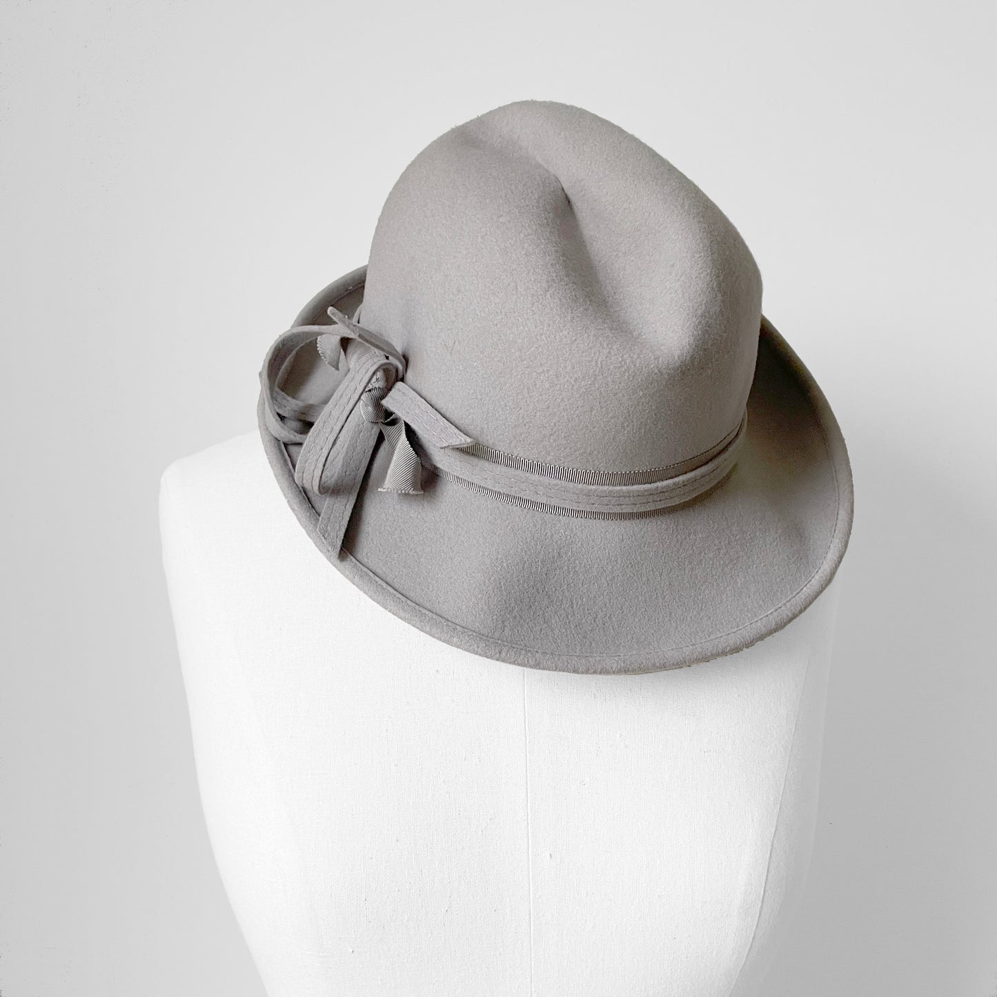 1960s Soft-Grey Felt Feathered Fedora - Sz. S