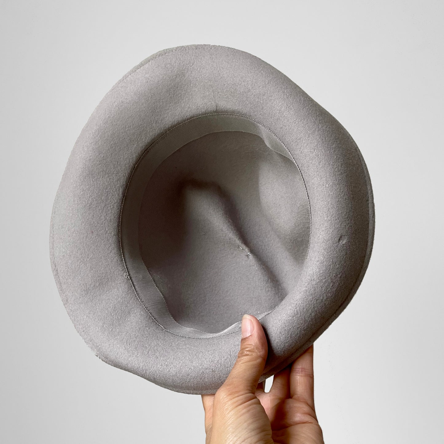 1960s Soft-Grey Felt Feathered Fedora - Sz. S