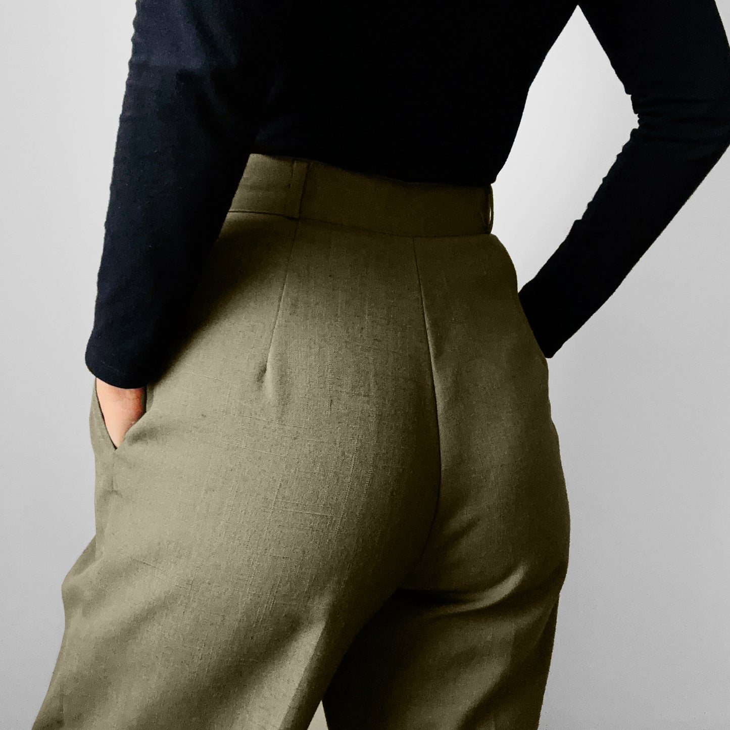 1980s Olive Green Made in the USA High-Waisted Pleated Tapered Leg Trousers Pants - Waist 28