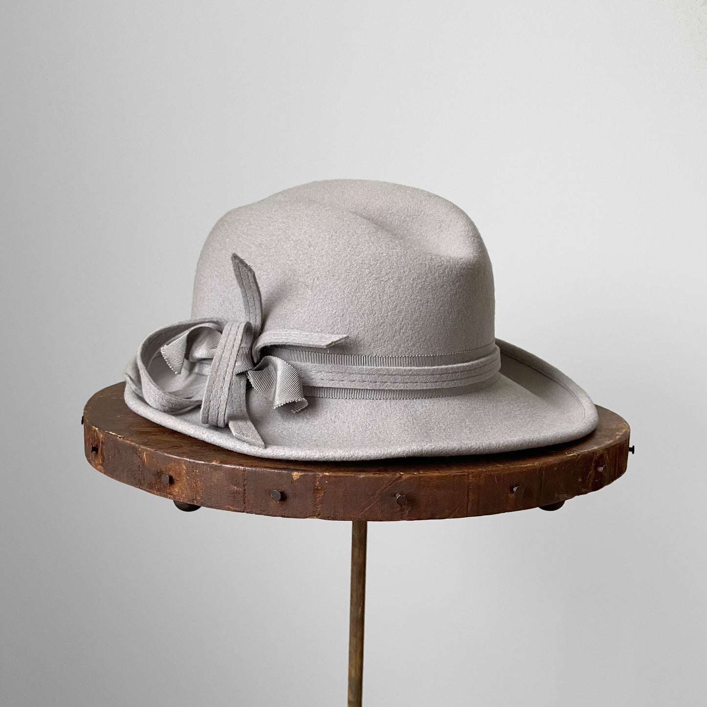 1960s Soft-Grey Felt Feathered Fedora - Sz. S