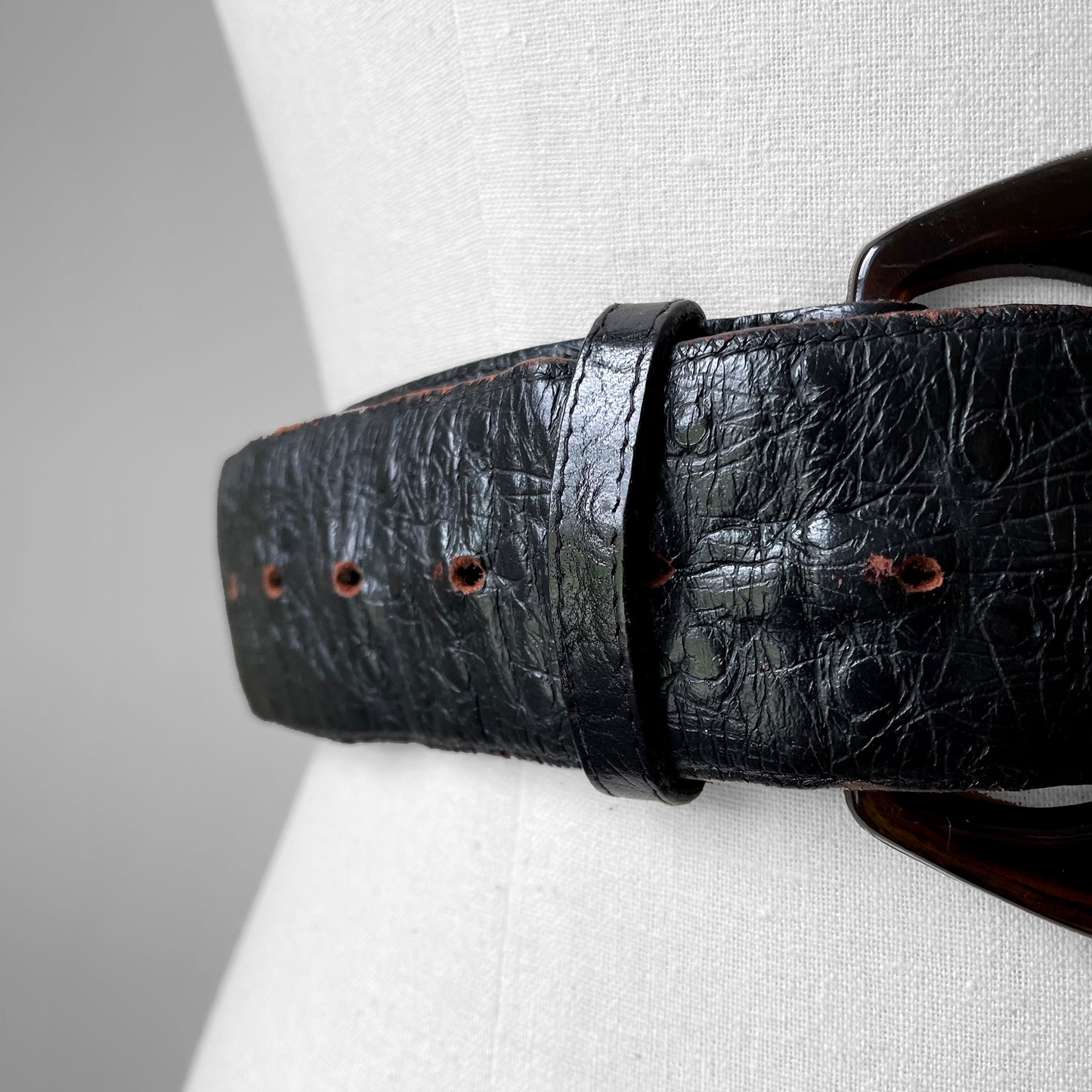 1960s Tortoise Shell Buckle Stippled Black Leather Belt - Sz. 27.5-33