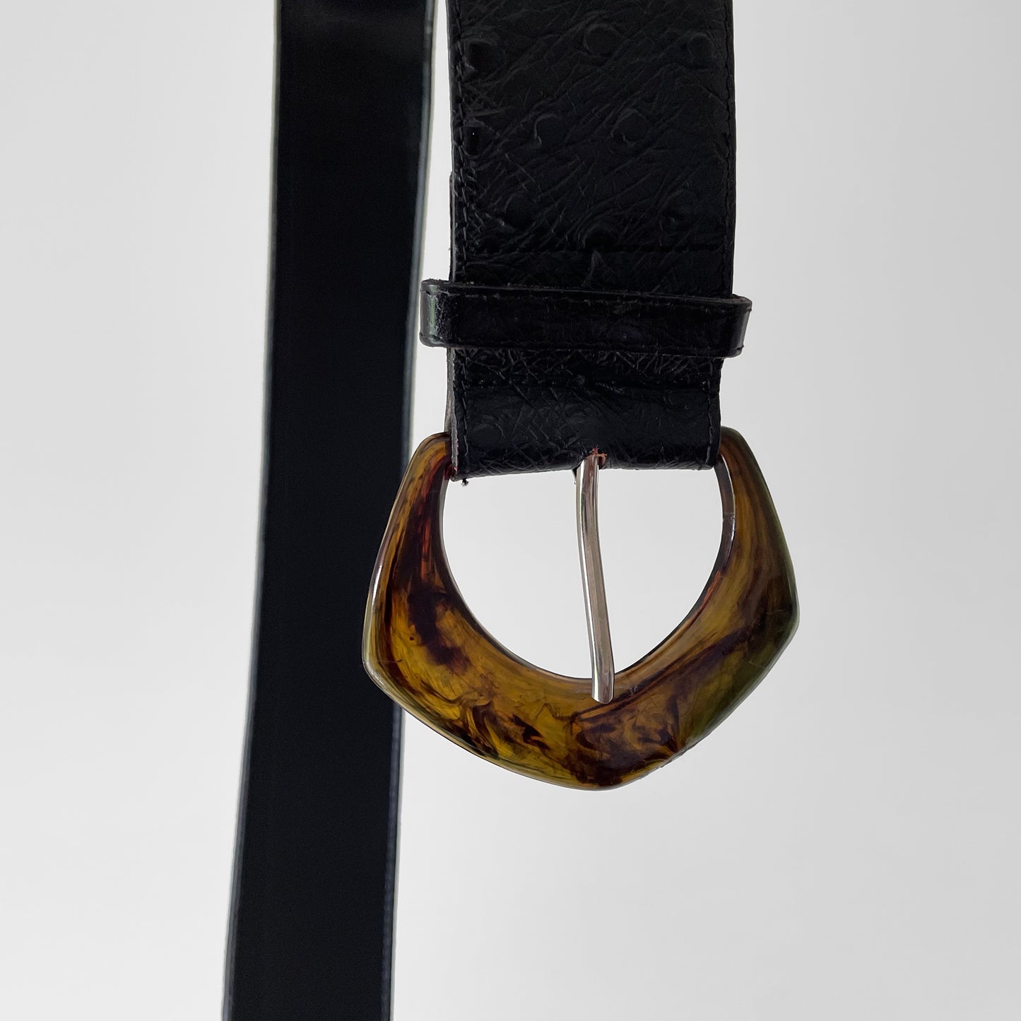 1960s Tortoise Shell Buckle Stippled Black Leather Belt - Sz. 27.5-33