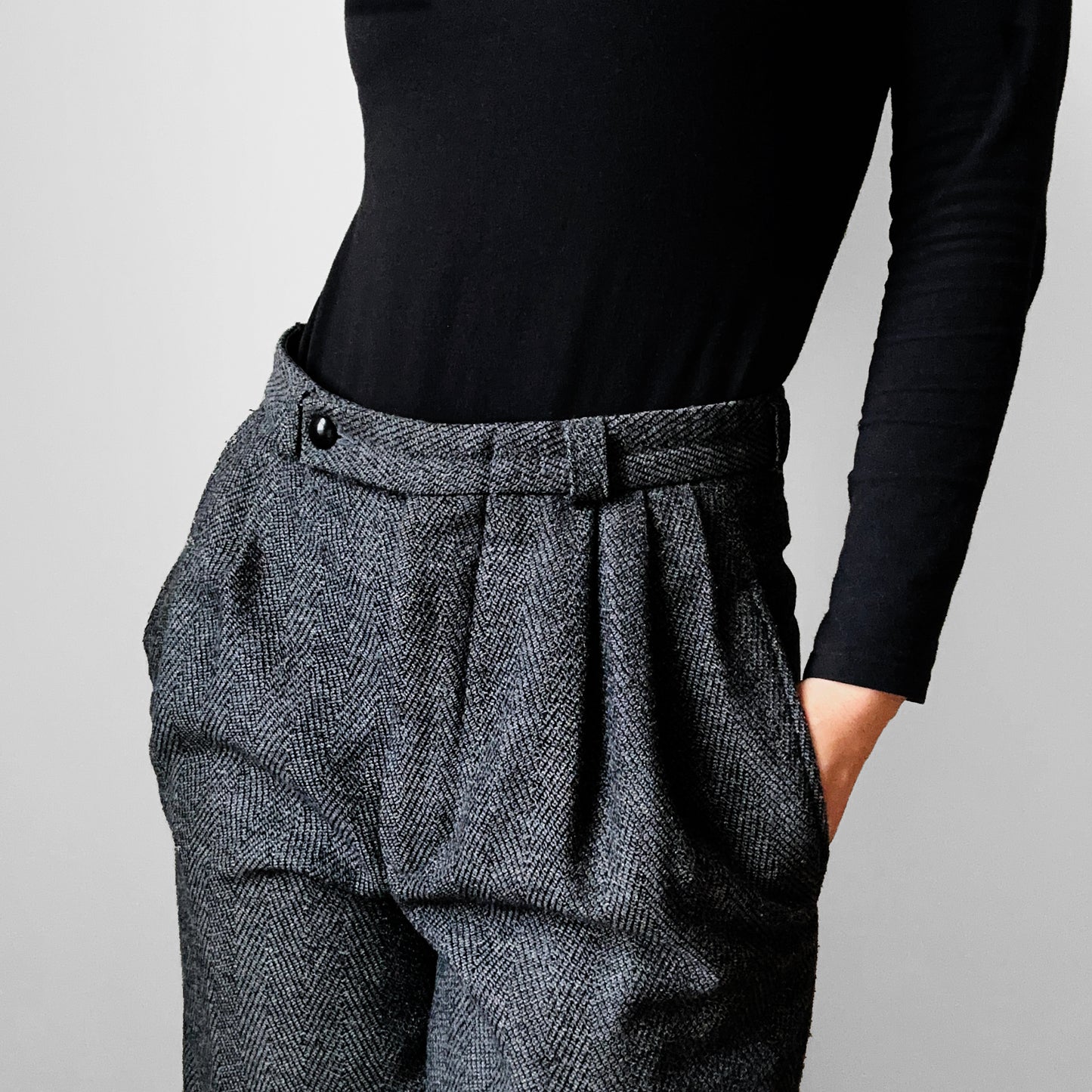 1980s Charcoal Grey Wool Blend Tweed Pleated Waist High-Waisted Trousers - Waist 28