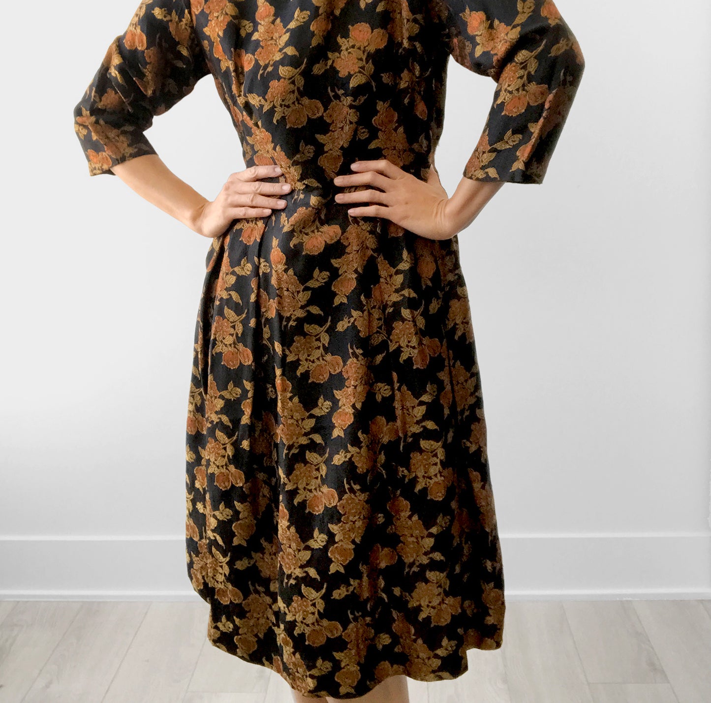 1960s Made in New Zealand Floral Patterned Black Rust Gold Knee-Length Evening-Dress Dress