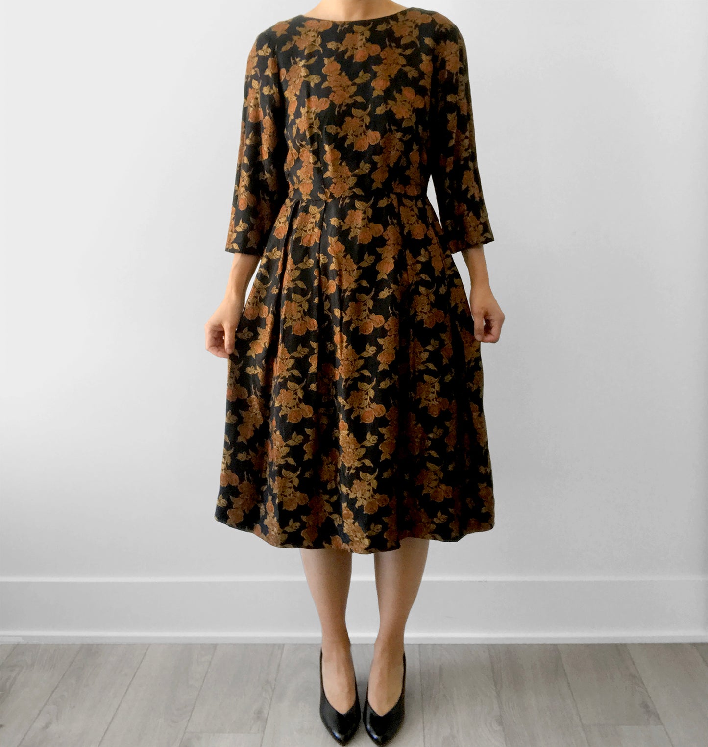 1960s Made in New Zealand Floral Patterned Black Rust Gold Knee-Length Evening-Dress Dress