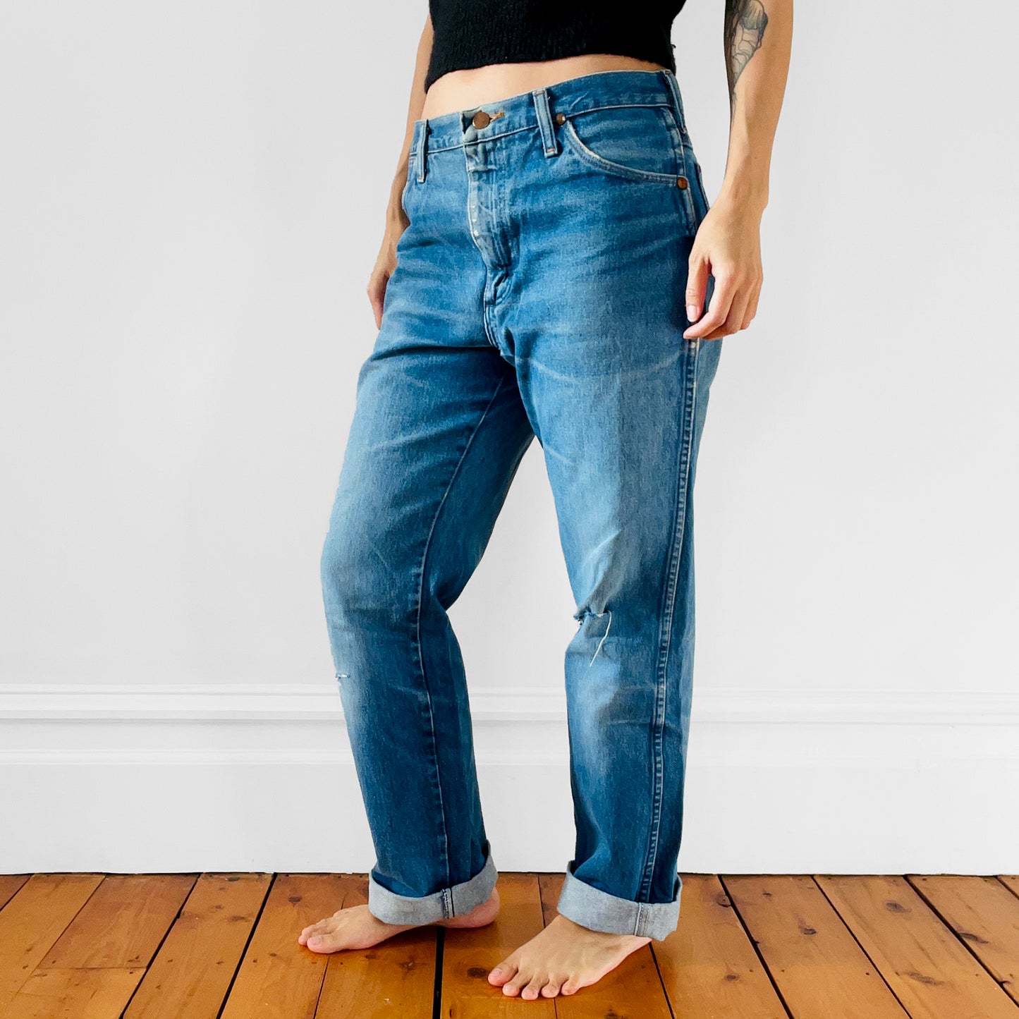 1980s Distressed Well-Worn Faded Denim WRANGLER Blue Jeans