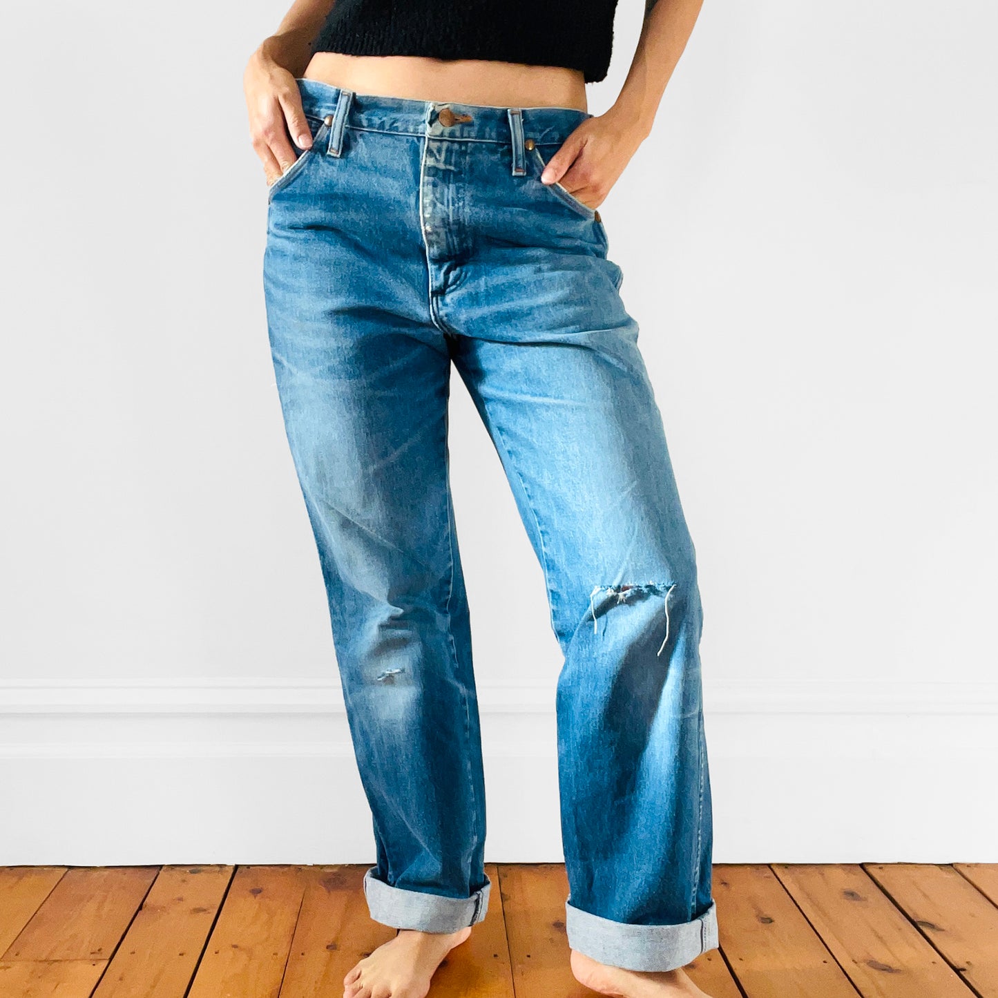 1980s Distressed Well-Worn Faded Denim WRANGLER Blue Jeans