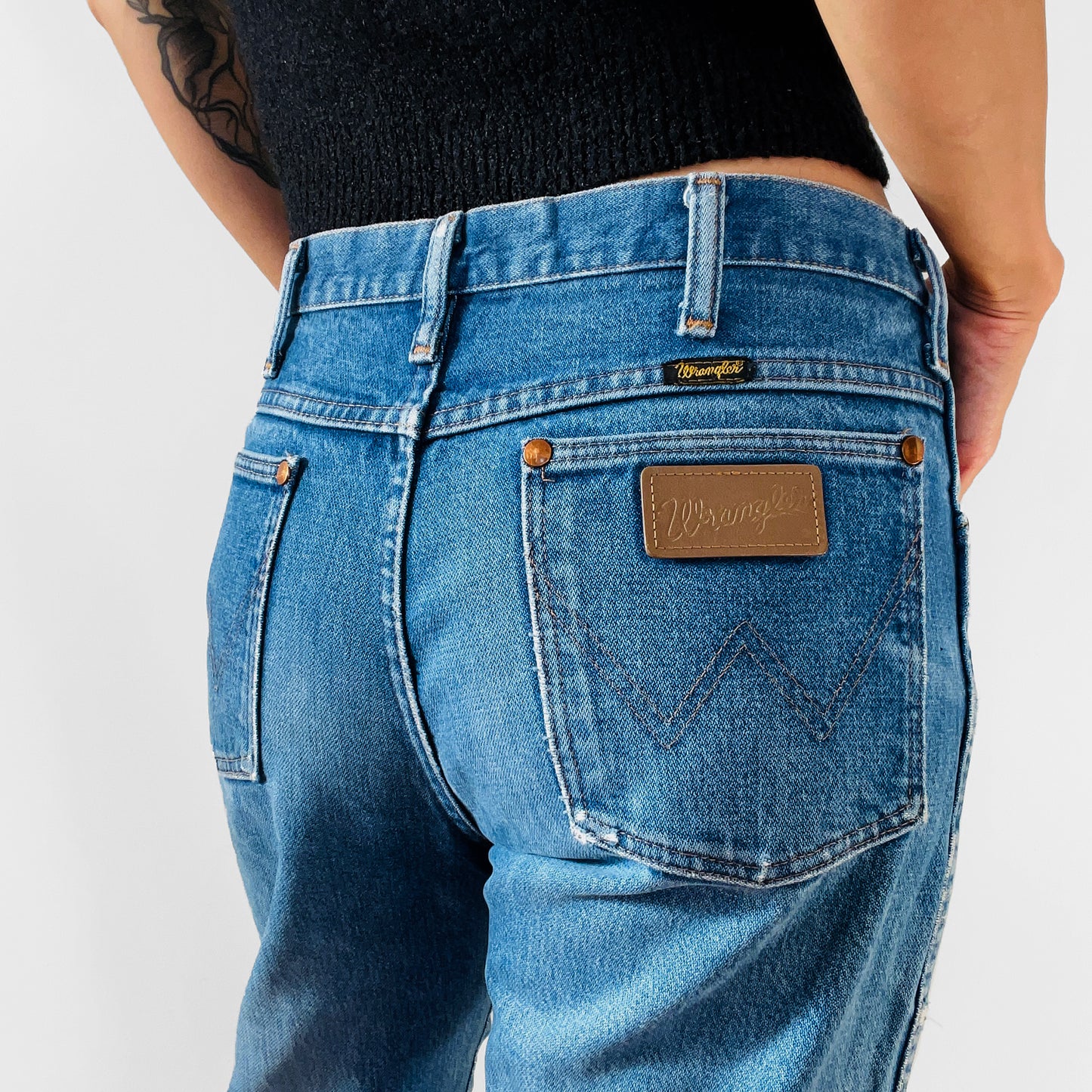 1980s Distressed Well-Worn Faded Denim WRANGLER Blue Jeans