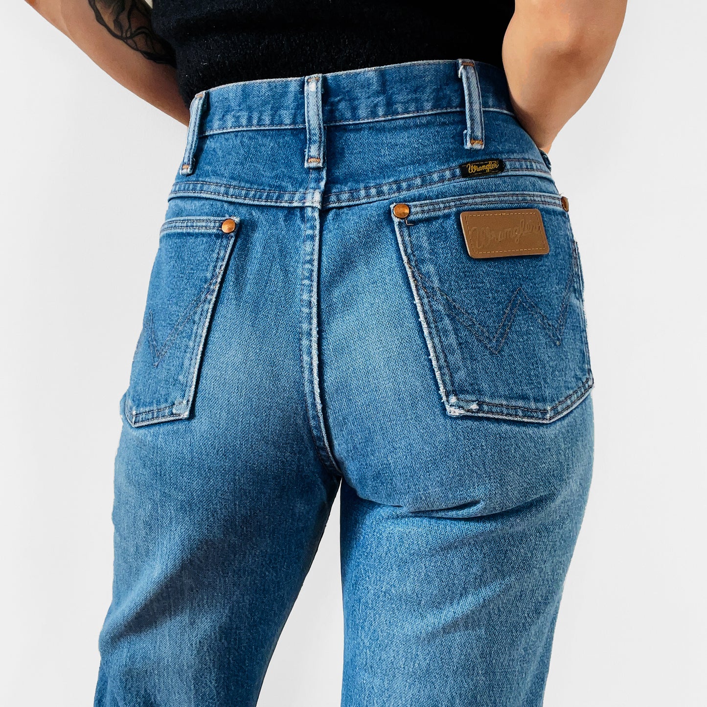 1980s Distressed Well-Worn Faded Denim WRANGLER Blue Jeans