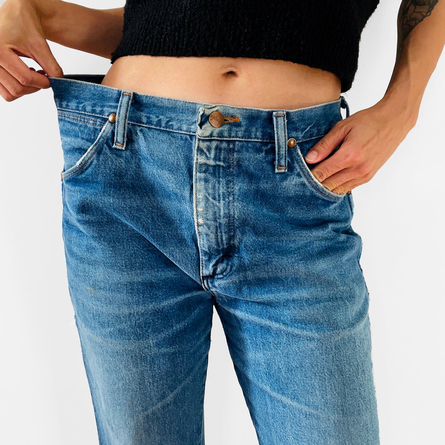 1980s Distressed Well-Worn Faded Denim WRANGLER Blue Jeans