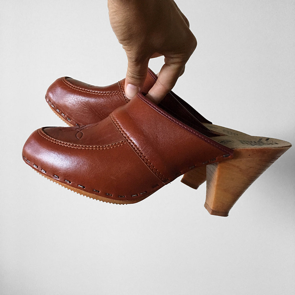 Leather best sale clogs canada