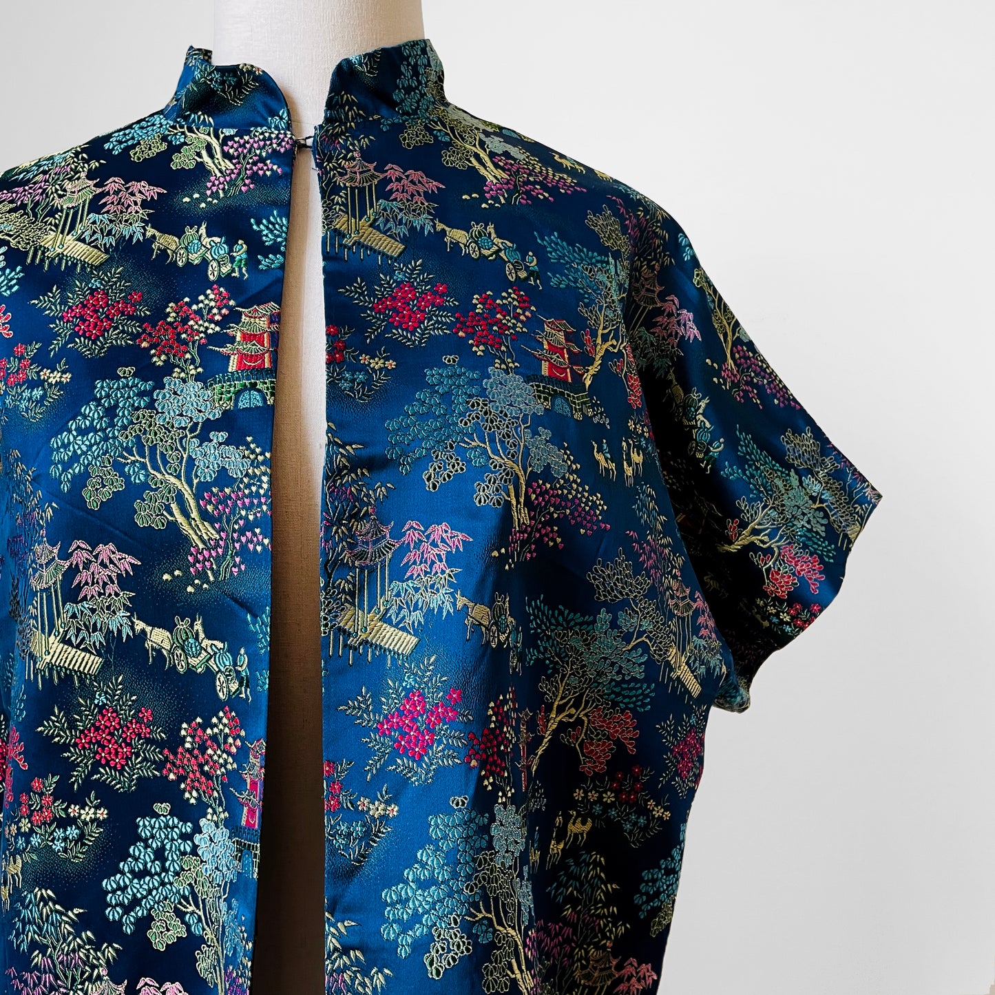 1960s Blue Sapphire Chinoiserie Patterned Short-Waisted Open-Front Jacket - S/M