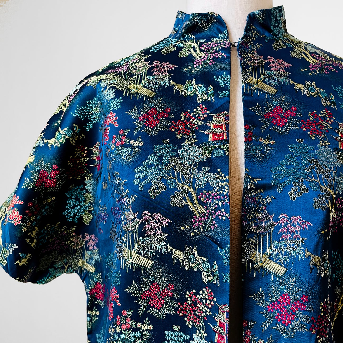 1960s Blue Sapphire Chinoiserie Patterned Short-Waisted Open-Front Jacket - S/M