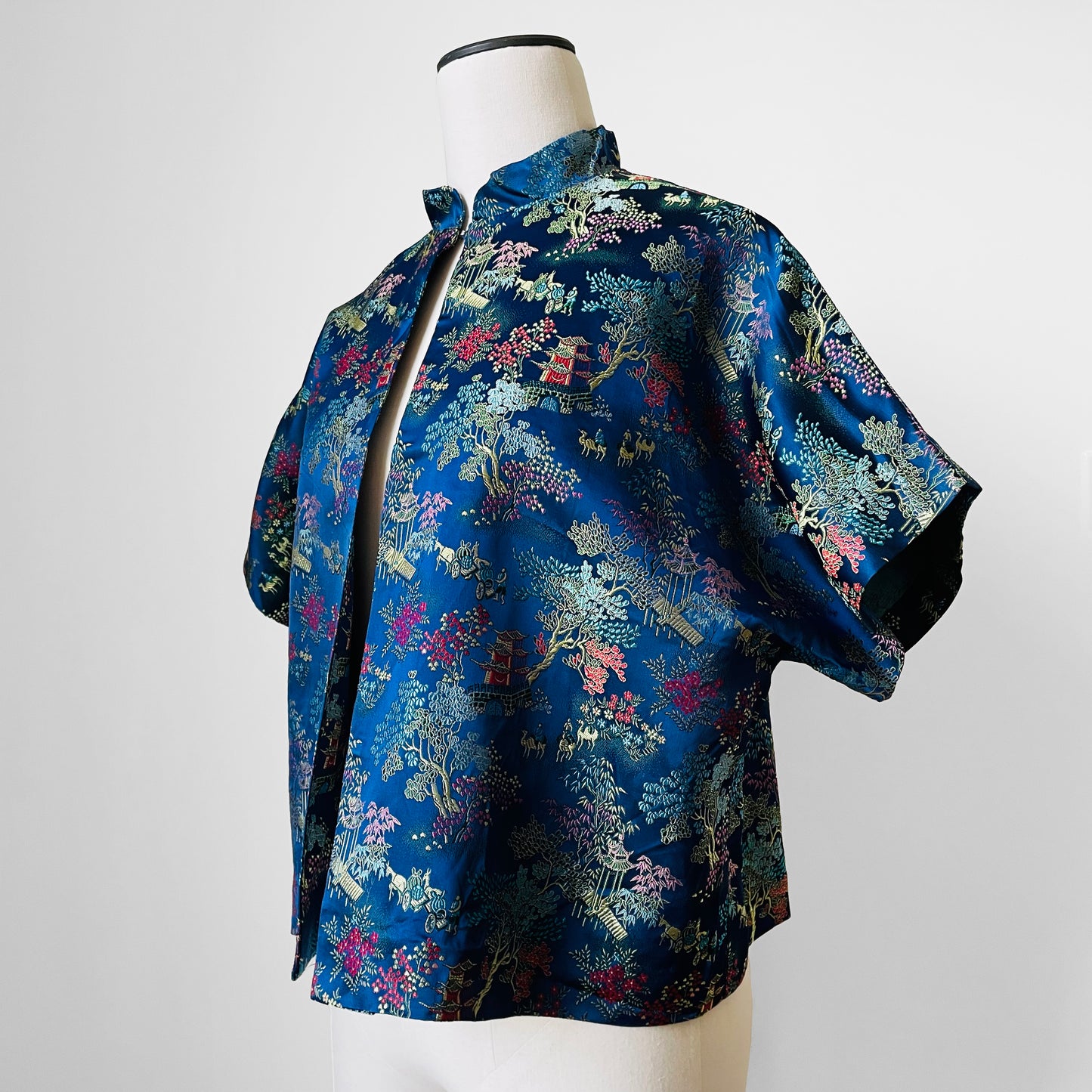 1960s Blue Sapphire Chinoiserie Patterned Short-Waisted Open-Front Jacket - S/M