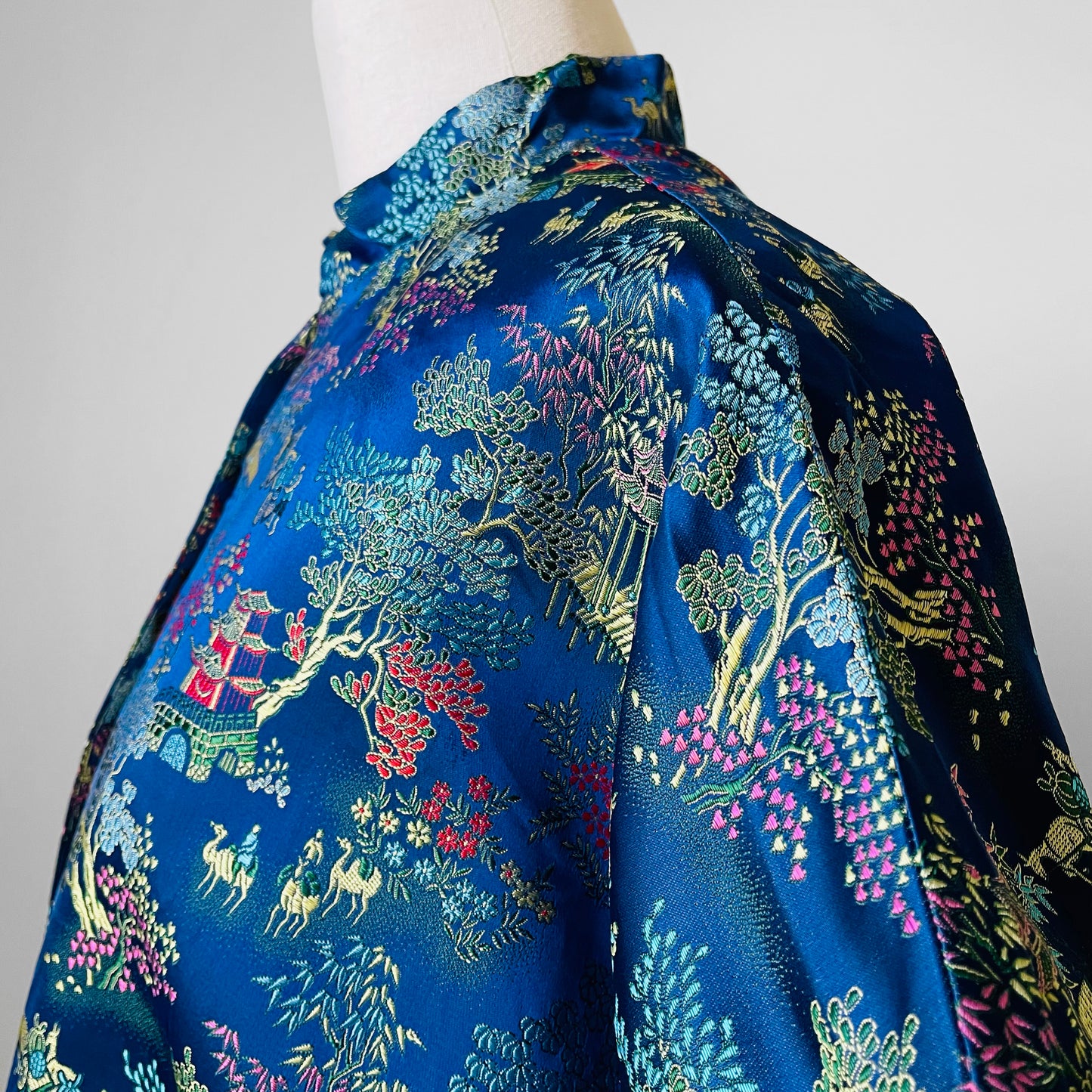 1960s Blue Sapphire Chinoiserie Patterned Short-Waisted Open-Front Jacket - S/M