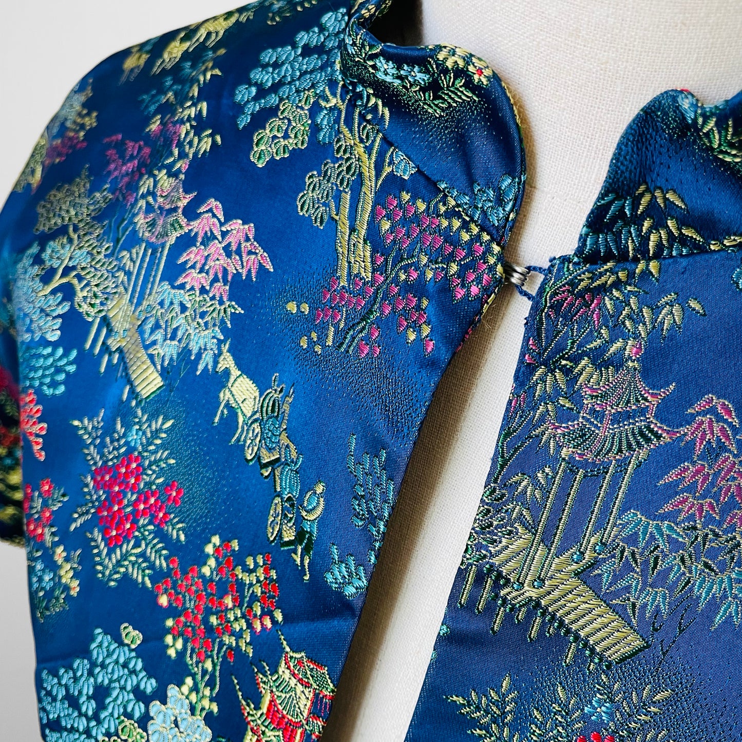 1960s Blue Sapphire Chinoiserie Patterned Short-Waisted Open-Front Jacket - S/M