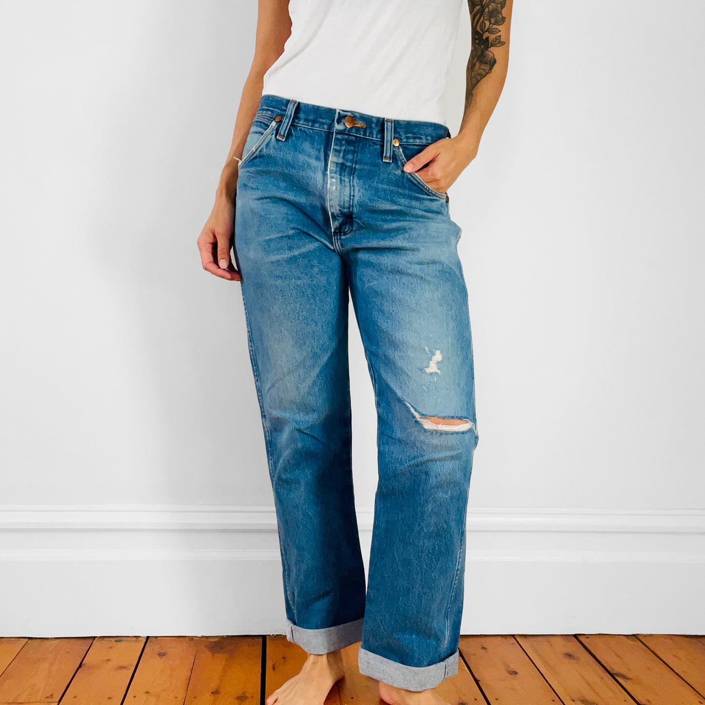 1980s Distressed Well-Worn Wrangler Boyfriend High-Waisted Ripped-Knee Denim Jeans - Waist 31