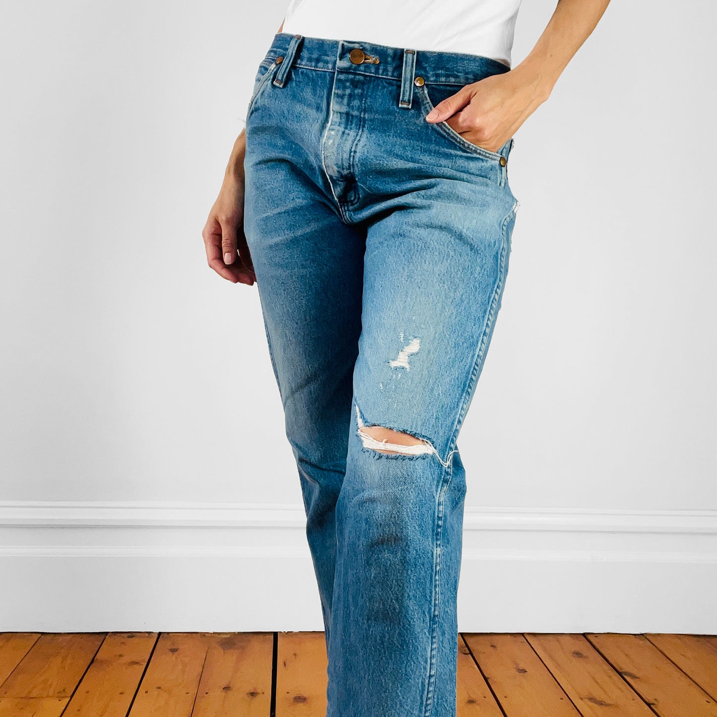 1980s Distressed Well-Worn Wrangler Boyfriend High-Waisted Ripped-Knee Denim Jeans - Waist 31