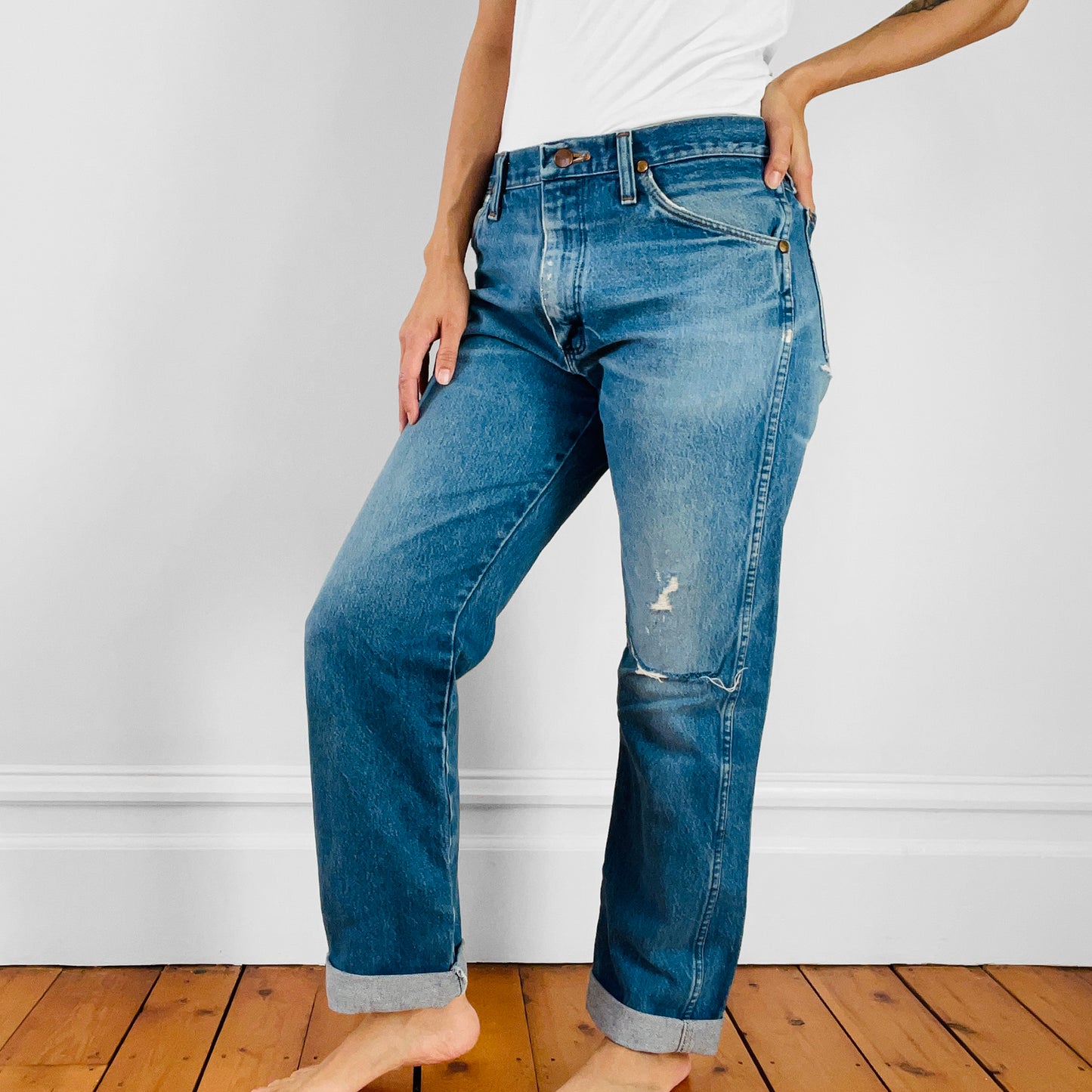 1980s Distressed Well-Worn Wrangler Boyfriend High-Waisted Ripped-Knee Denim Jeans - Waist 31