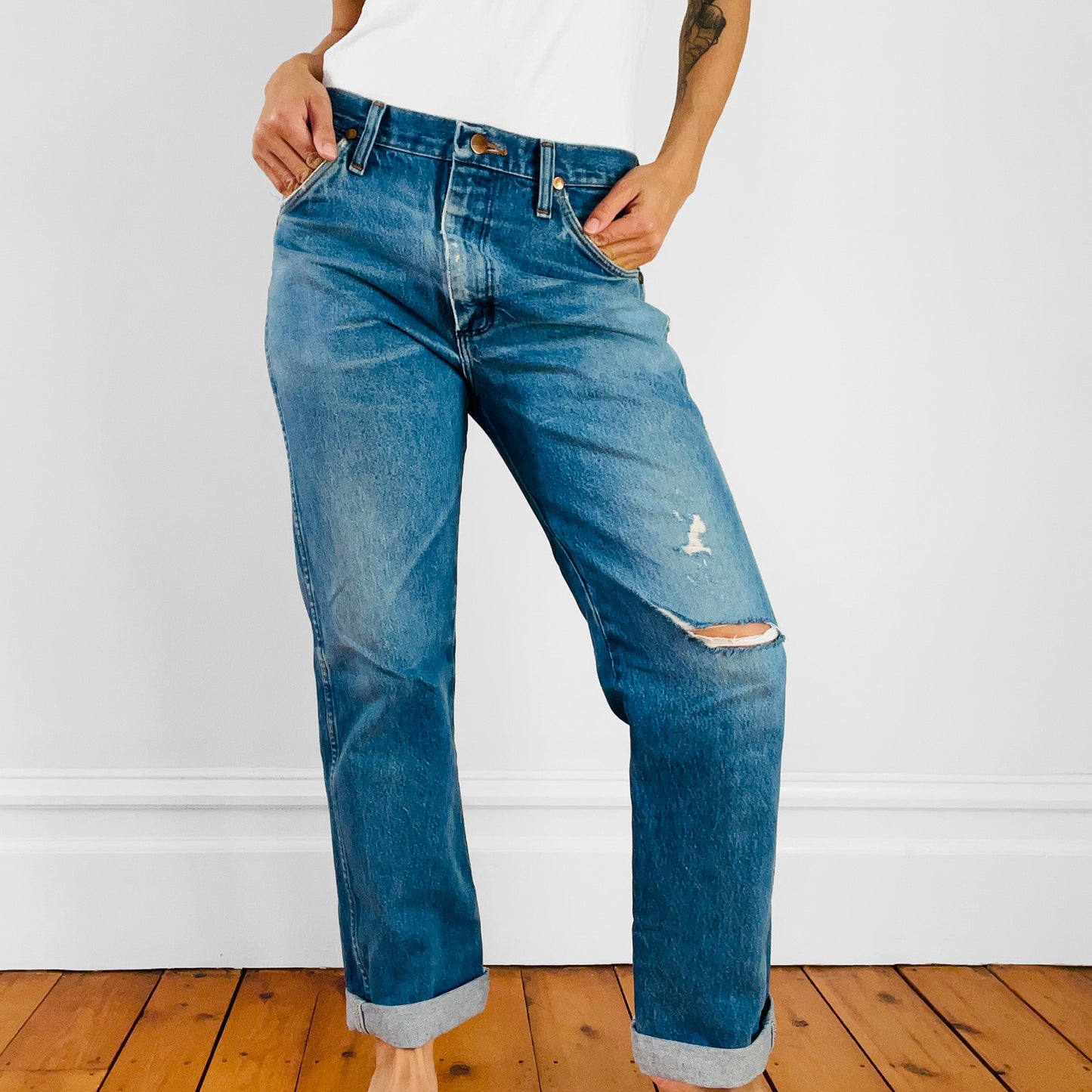 1980s Distressed Well-Worn Wrangler Boyfriend High-Waisted Ripped-Knee Denim Jeans - Waist 31