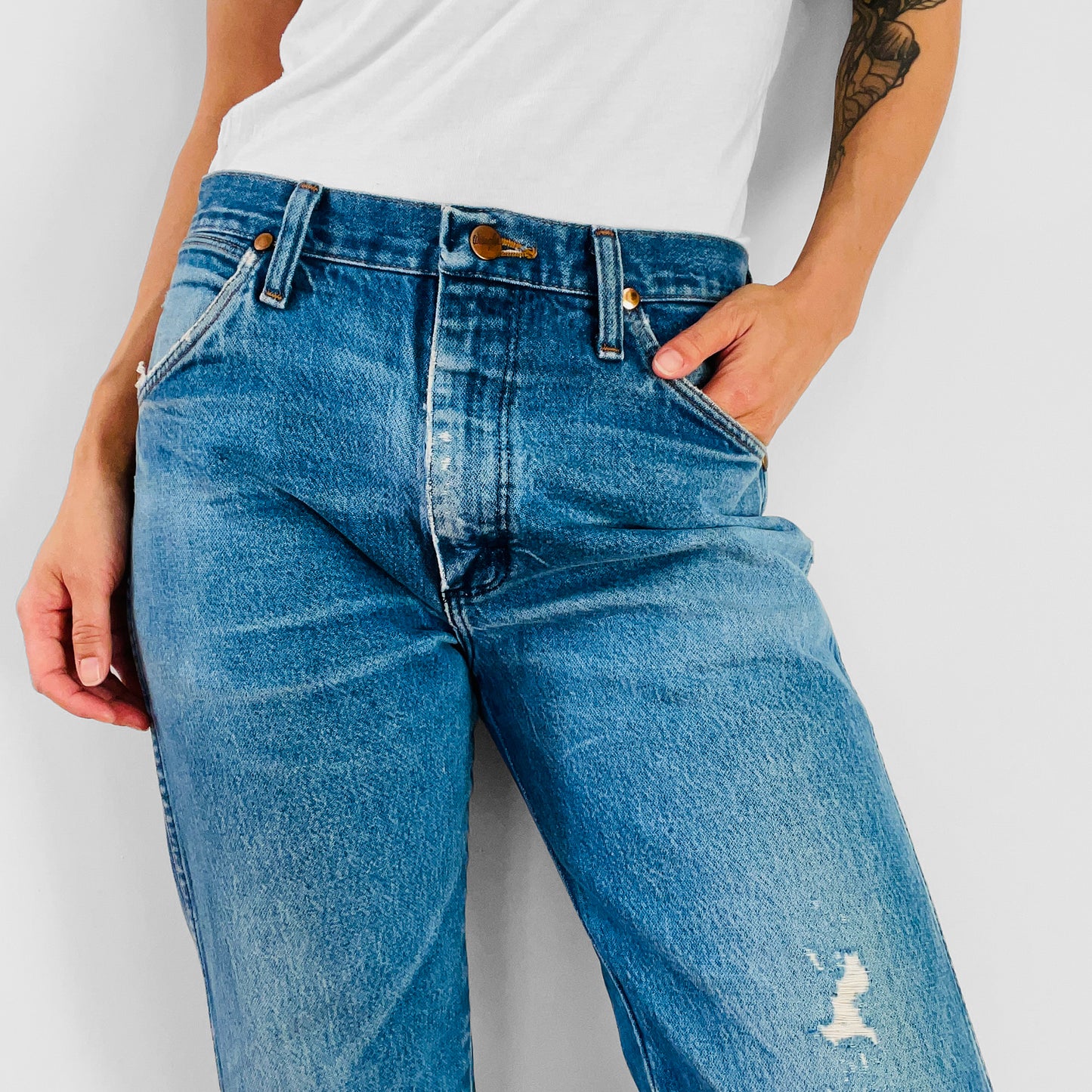 1980s Distressed Well-Worn Wrangler Boyfriend High-Waisted Ripped-Knee Denim Jeans - Waist 31